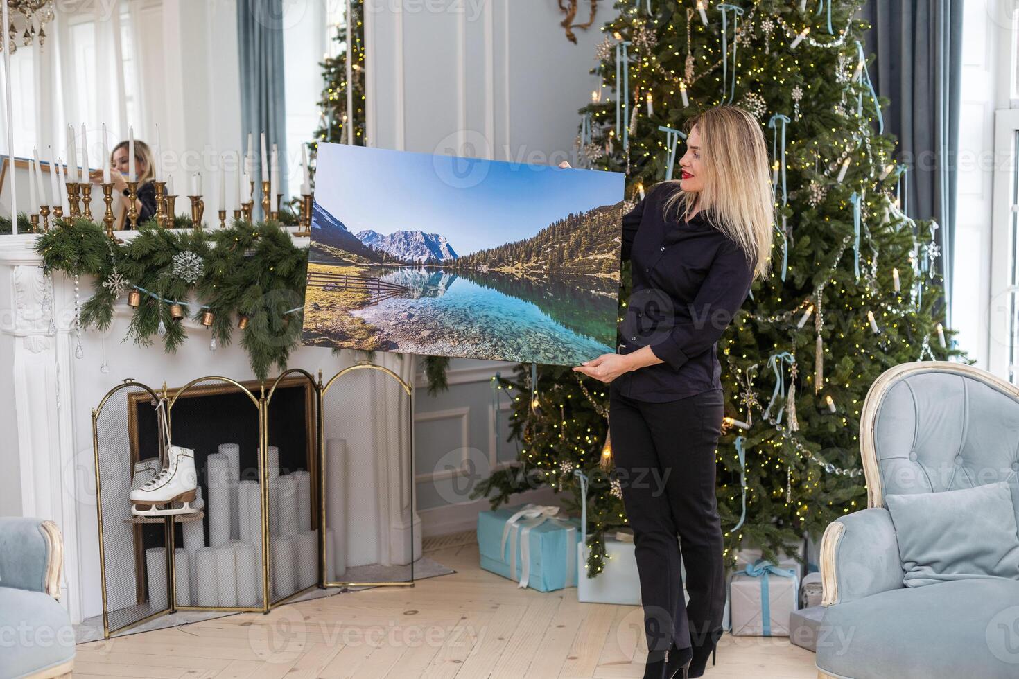 mujer participación un foto lona como un Navidad presente