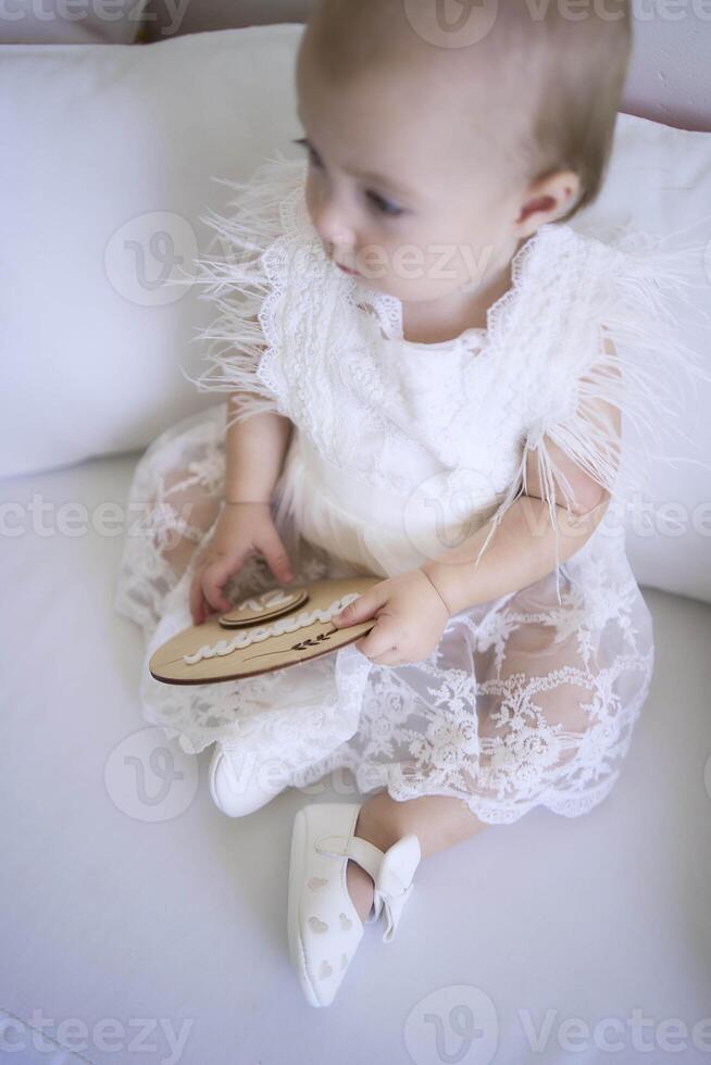 photo session on the first birthday of a baby girl, baby hold decor with writed 12 months in ukrainian language