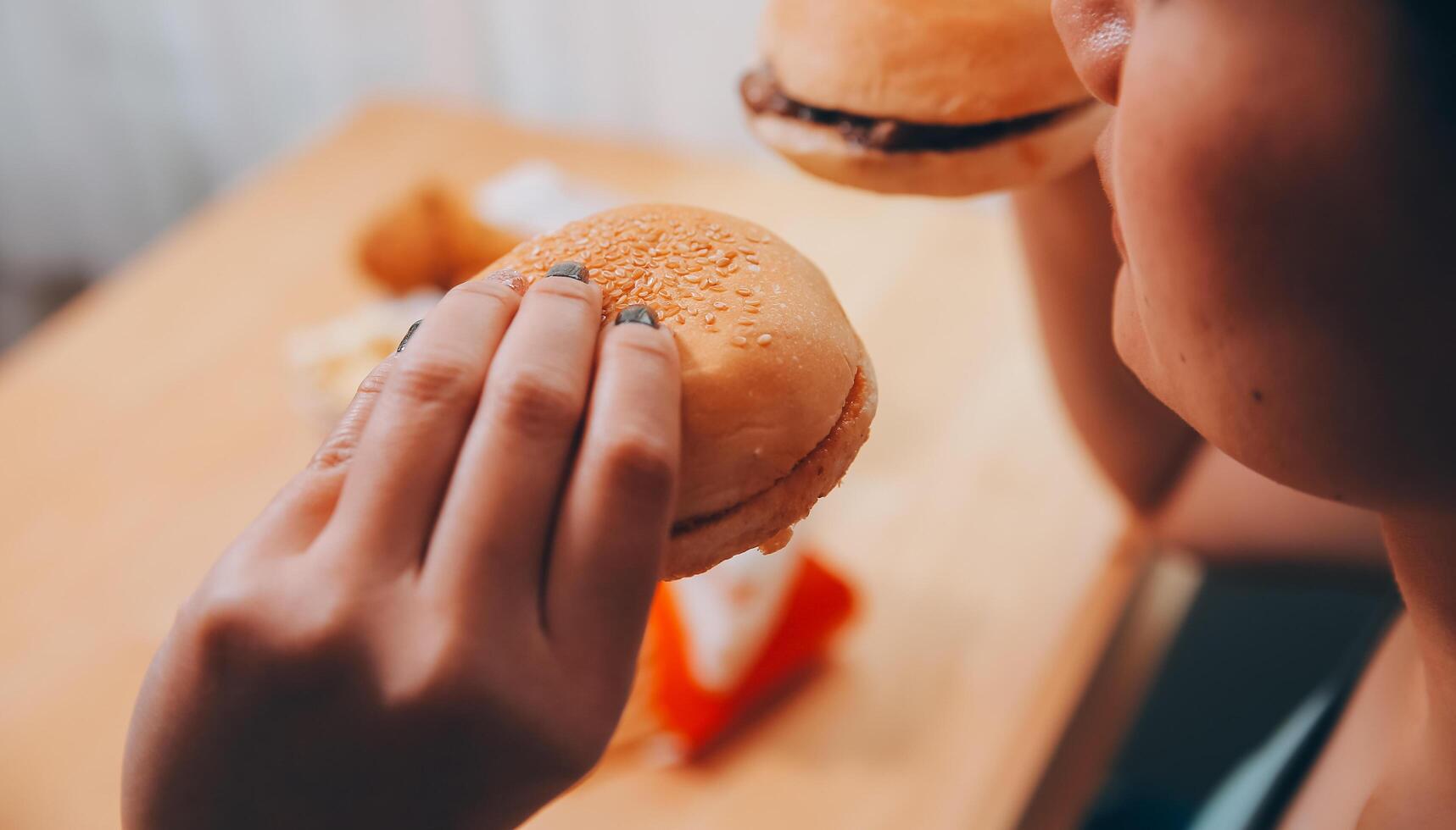 borrachera comiendo trastorno concepto con mujer comiendo rápido comida hamburguesa, despedido pollo , rosquillas y postres foto