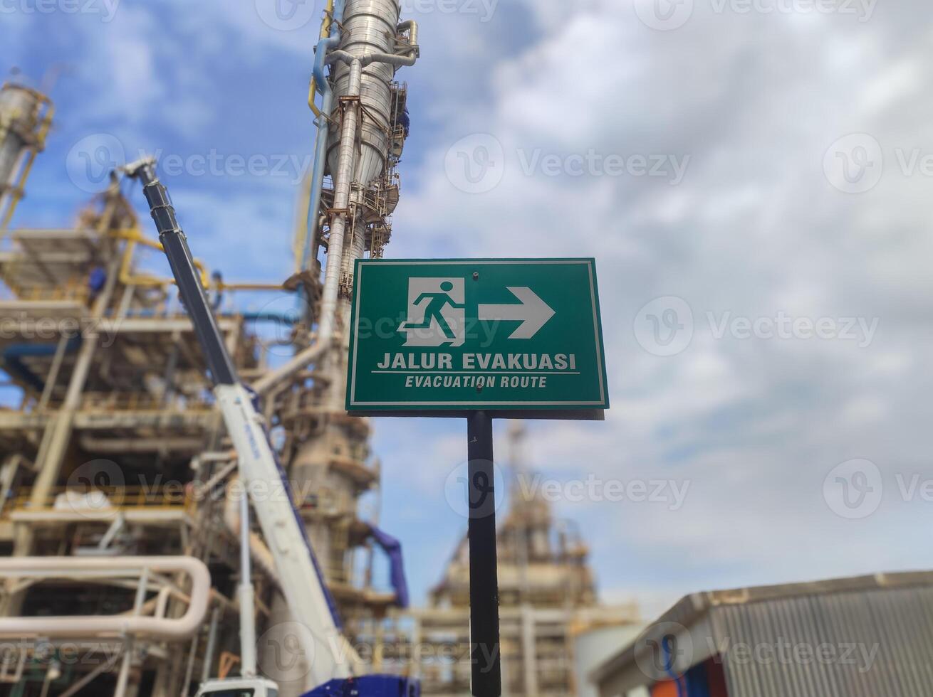 A sign pointing to a refinery photo