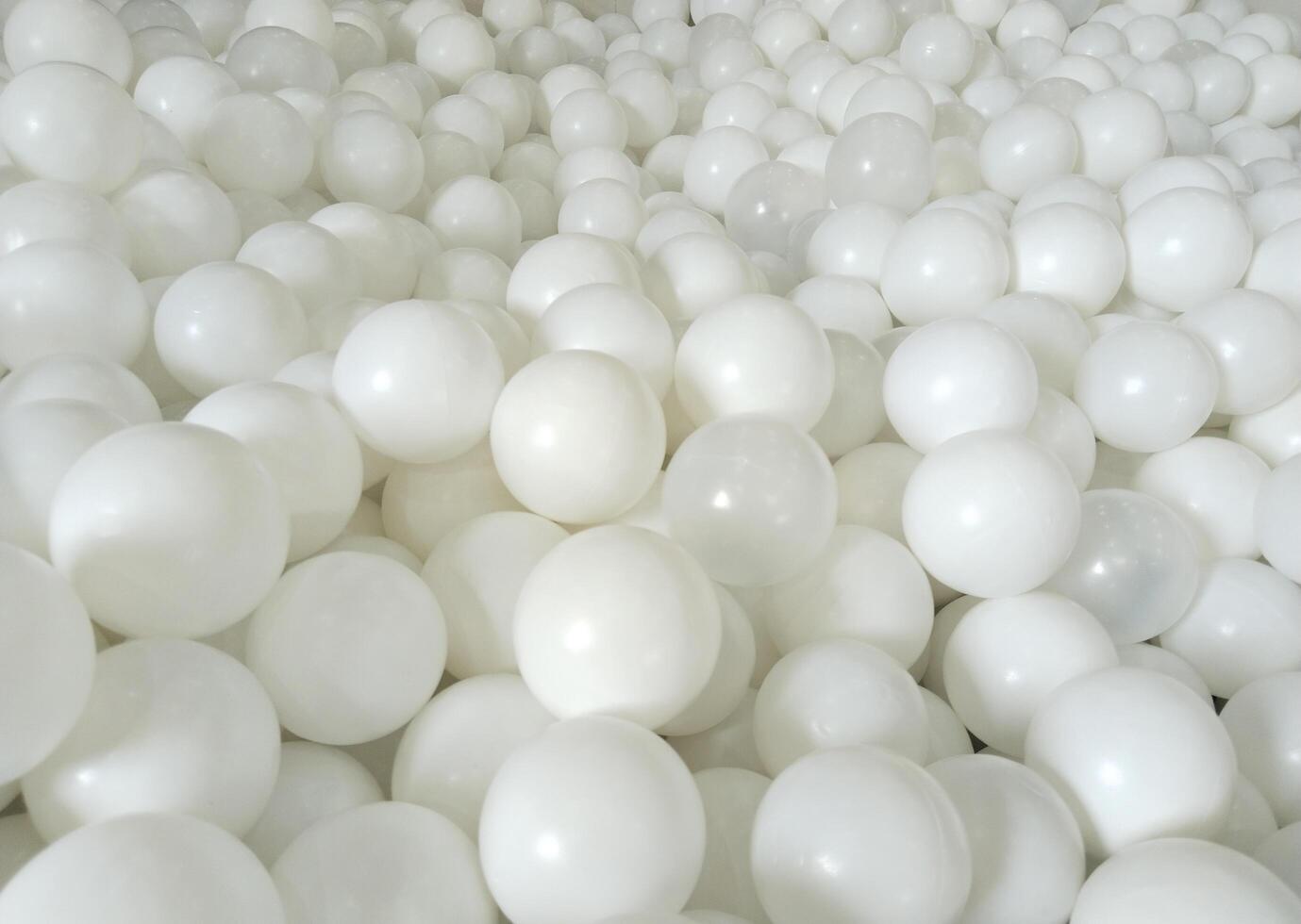 A pattern of white balls stacked in a pond photo
