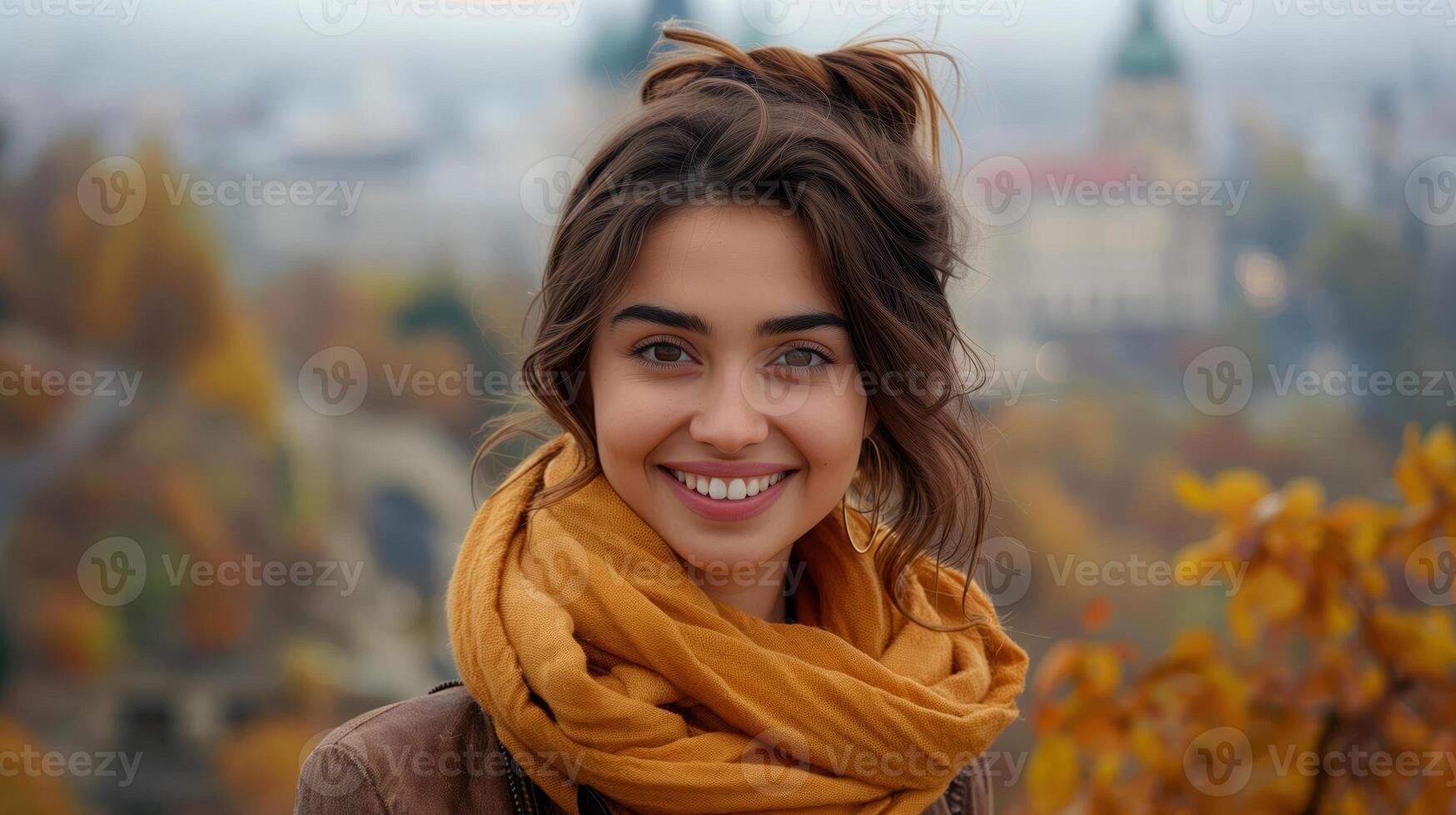 joven mujer sonriente en otoño parque con vistoso follaje y borroso antecedentes foto
