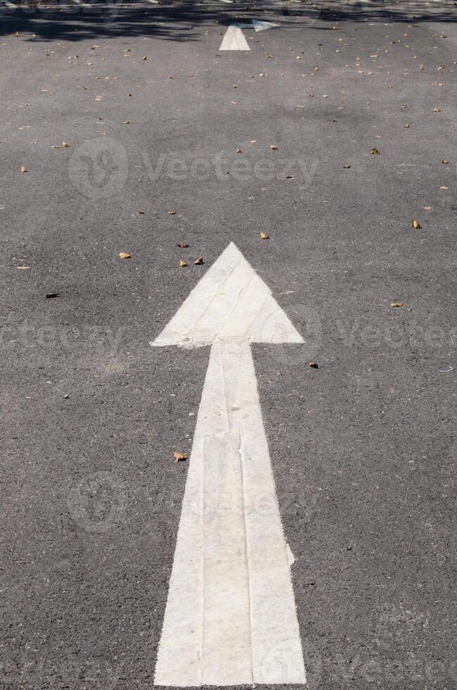 arrow symbol on road photo