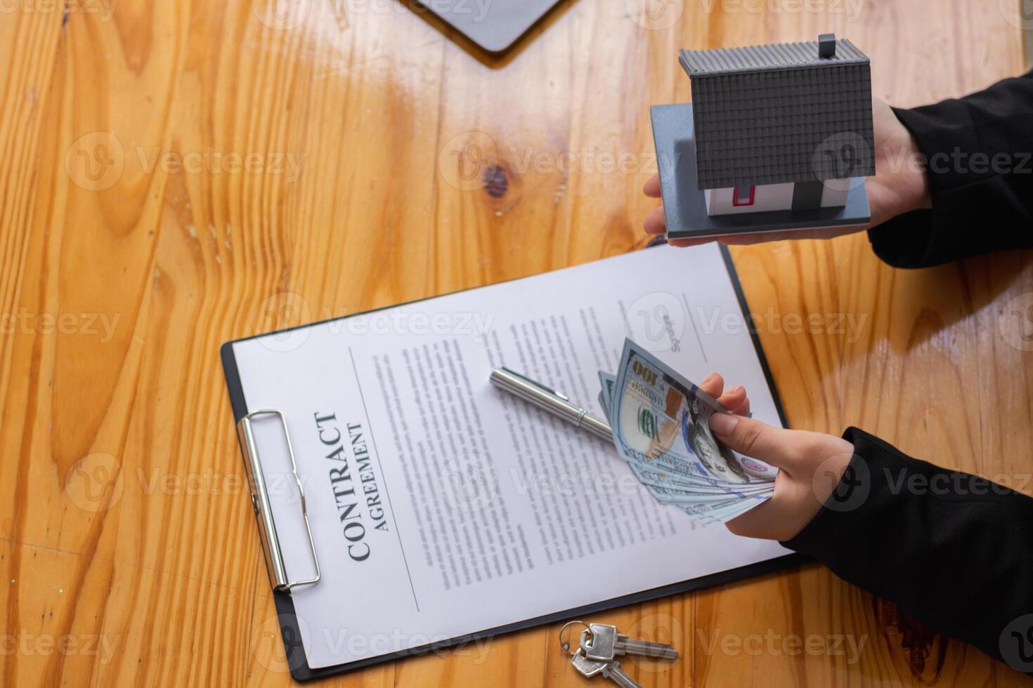 Real estate dealers are introducing home models to help customers make purchase decisions and sign purchases, as well as home and property insurance for the safety of their home and family. photo