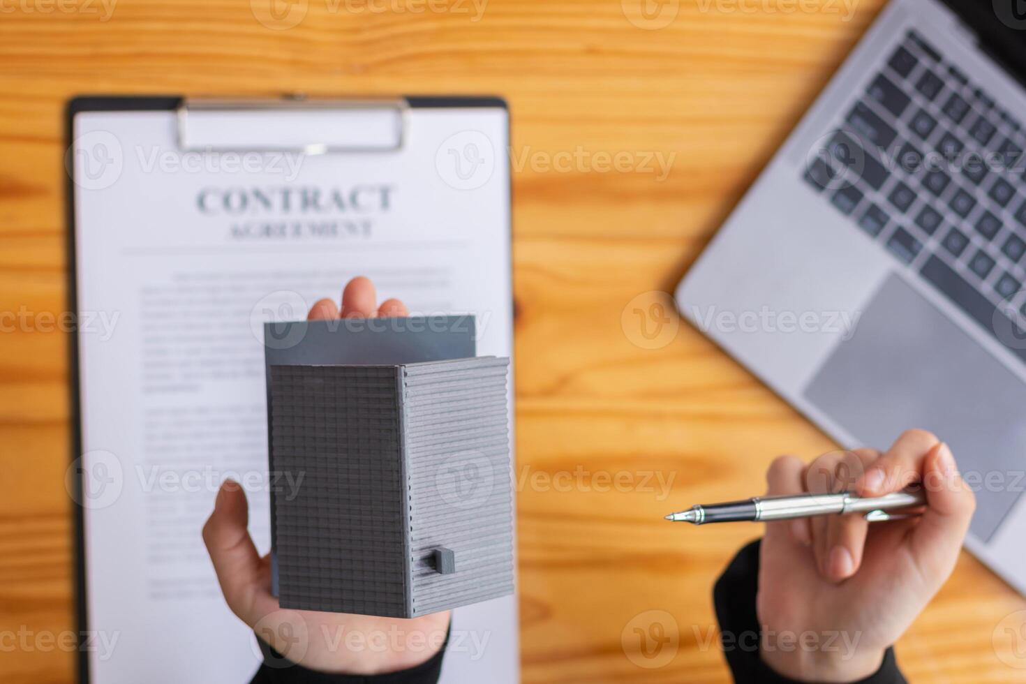 Real estate dealers are introducing home models to help customers make purchase decisions and sign purchases, as well as home and property insurance for the safety of their home and family. photo