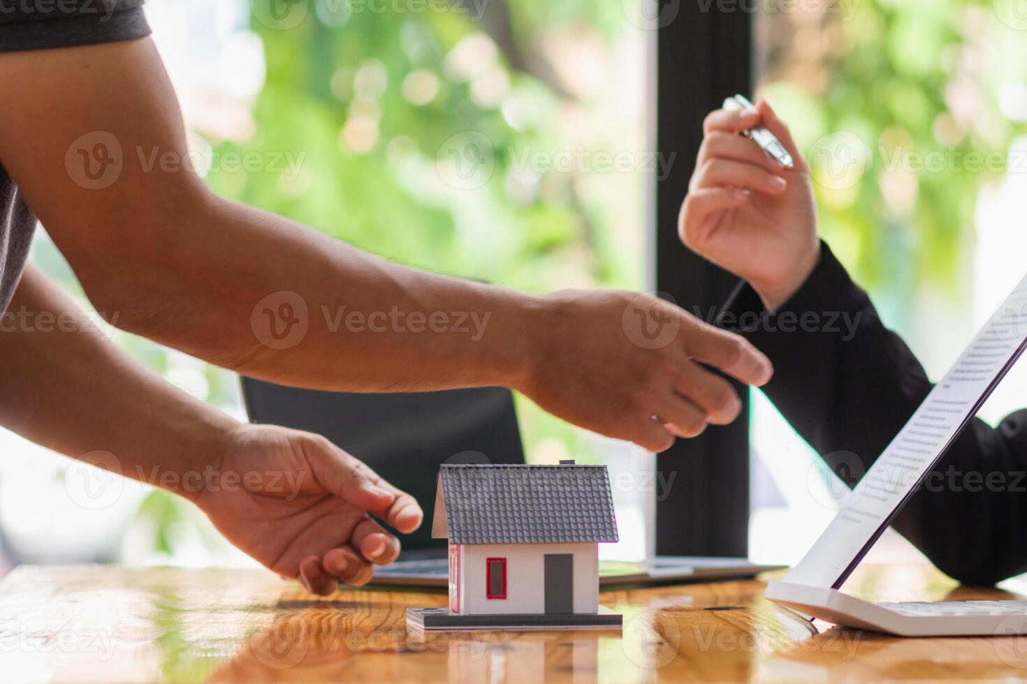 Real estate dealers are introducing home models to help customers make purchase decisions and sign purchases, as well as home and property insurance for the safety of their home and family. photo