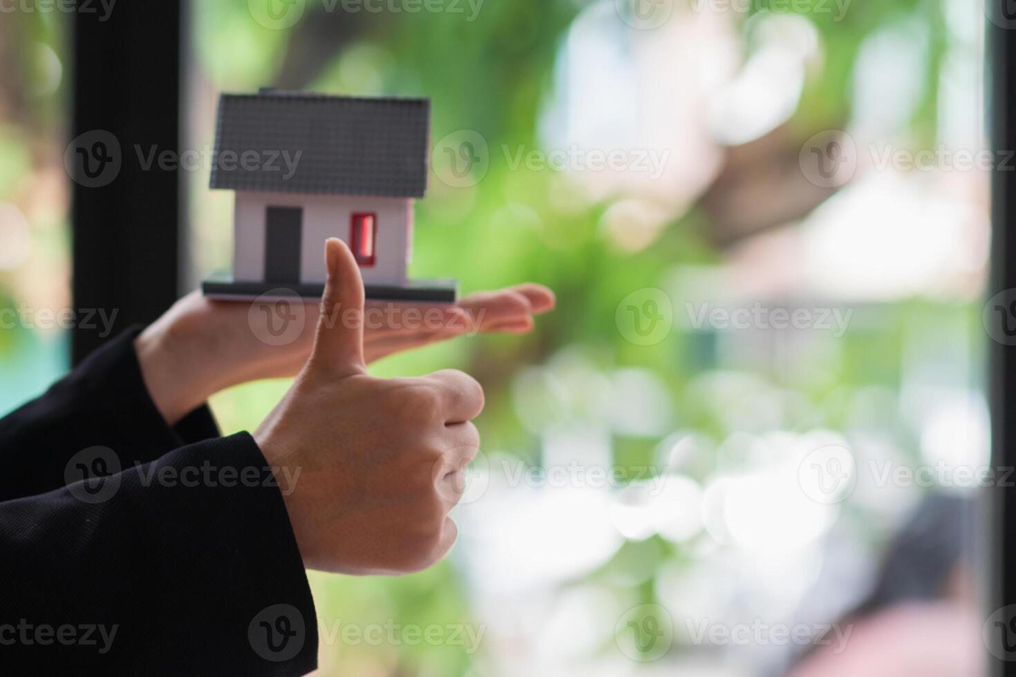 Real estate dealers are introducing home models to help customers make purchase decisions and sign purchases, as well as home and property insurance for the safety of their home and family. photo