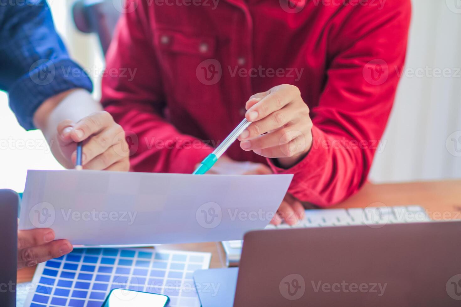 Smooth Focus, group of web designers are working together to develop mobile responsive website with UI UX Front End Designer Previewing. website designers in form of mobile applications with UI UX photo