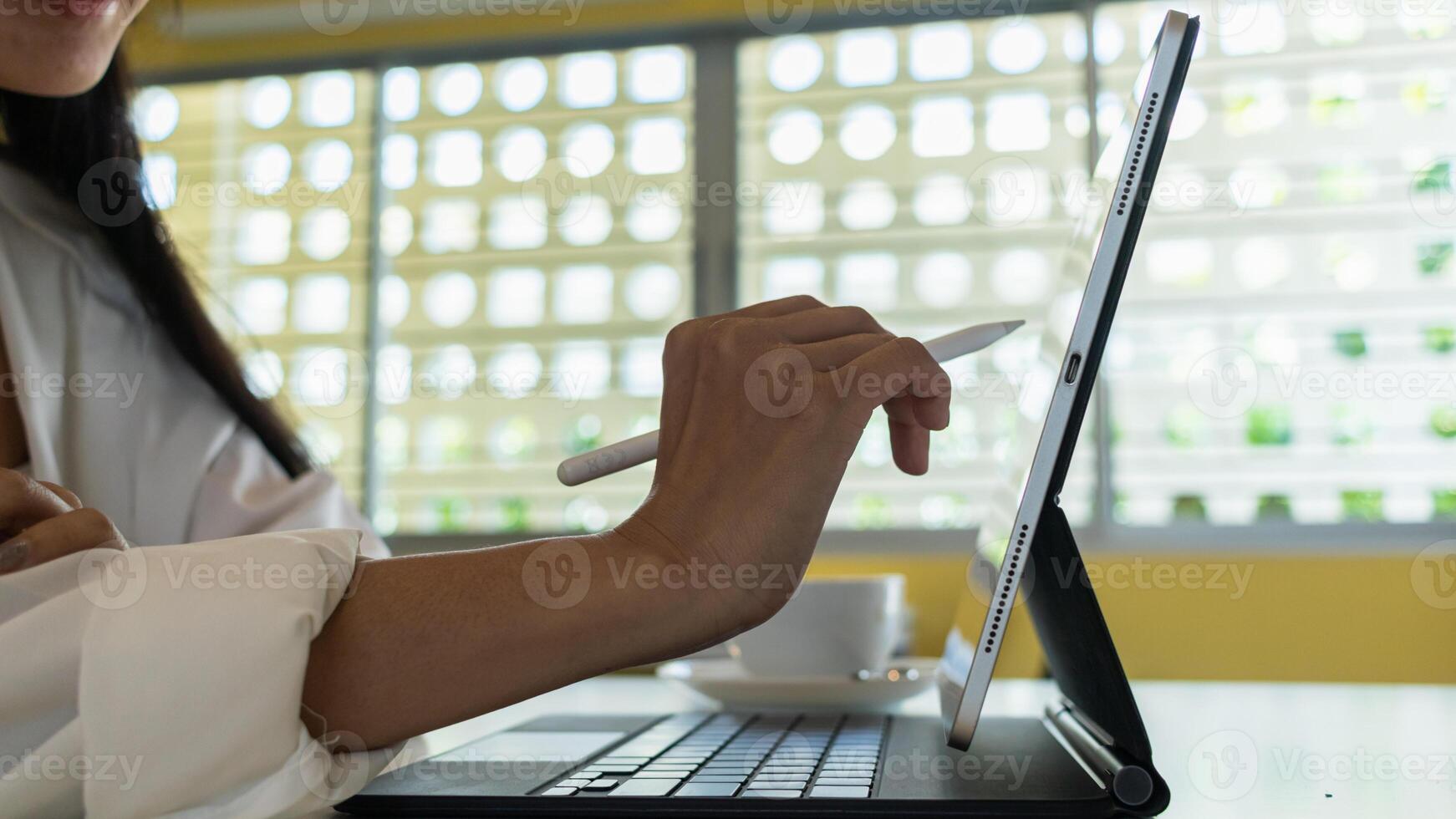 Smooth Focus, group of web designers are working together to develop mobile responsive website with UI UX Front End Designer Previewing. website designers in form of mobile applications with UI UX photo