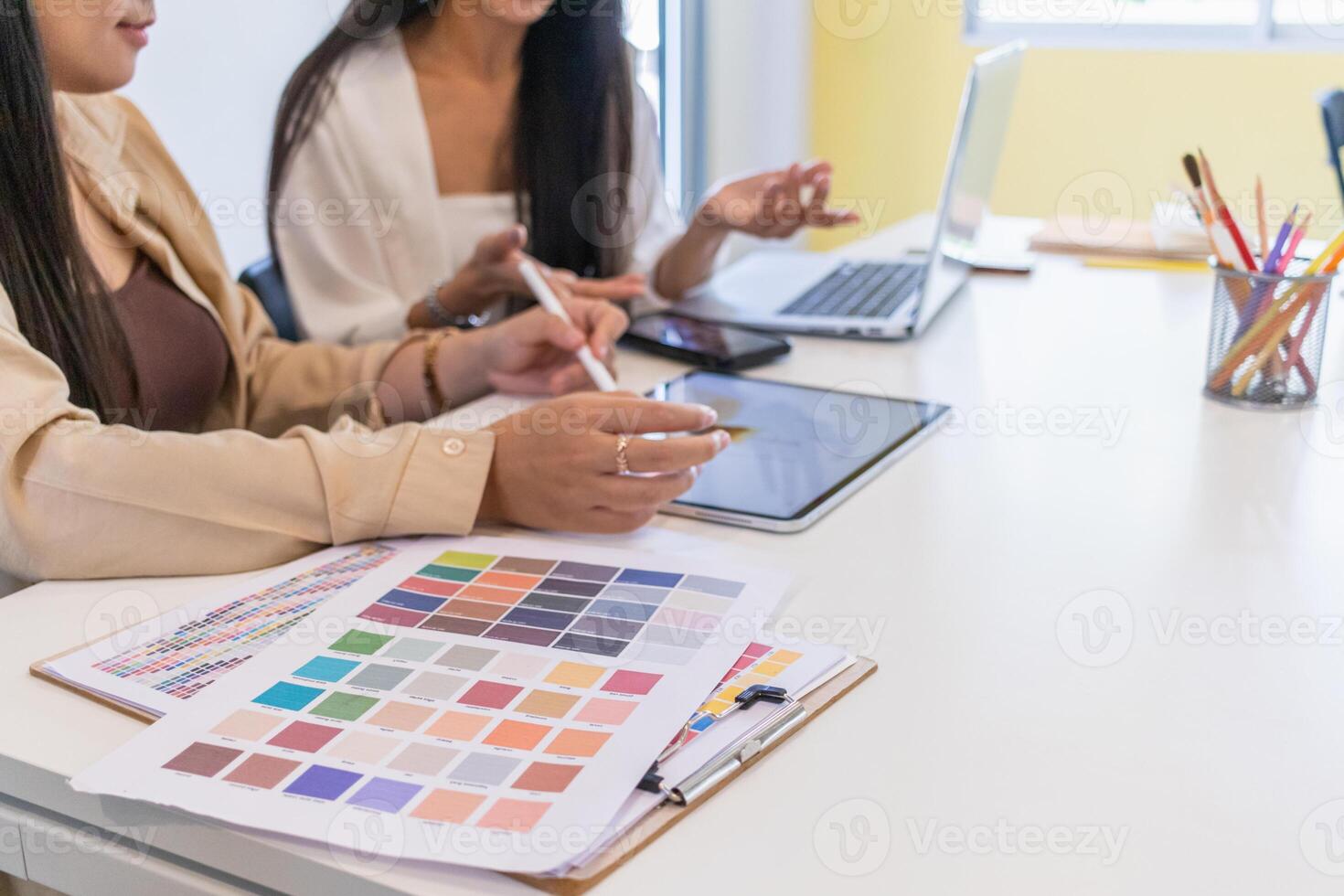 Smooth Focus, group of web designers are working together to develop mobile responsive website with UI UX Front End Designer Previewing. website designers in form of mobile applications with UI UX photo