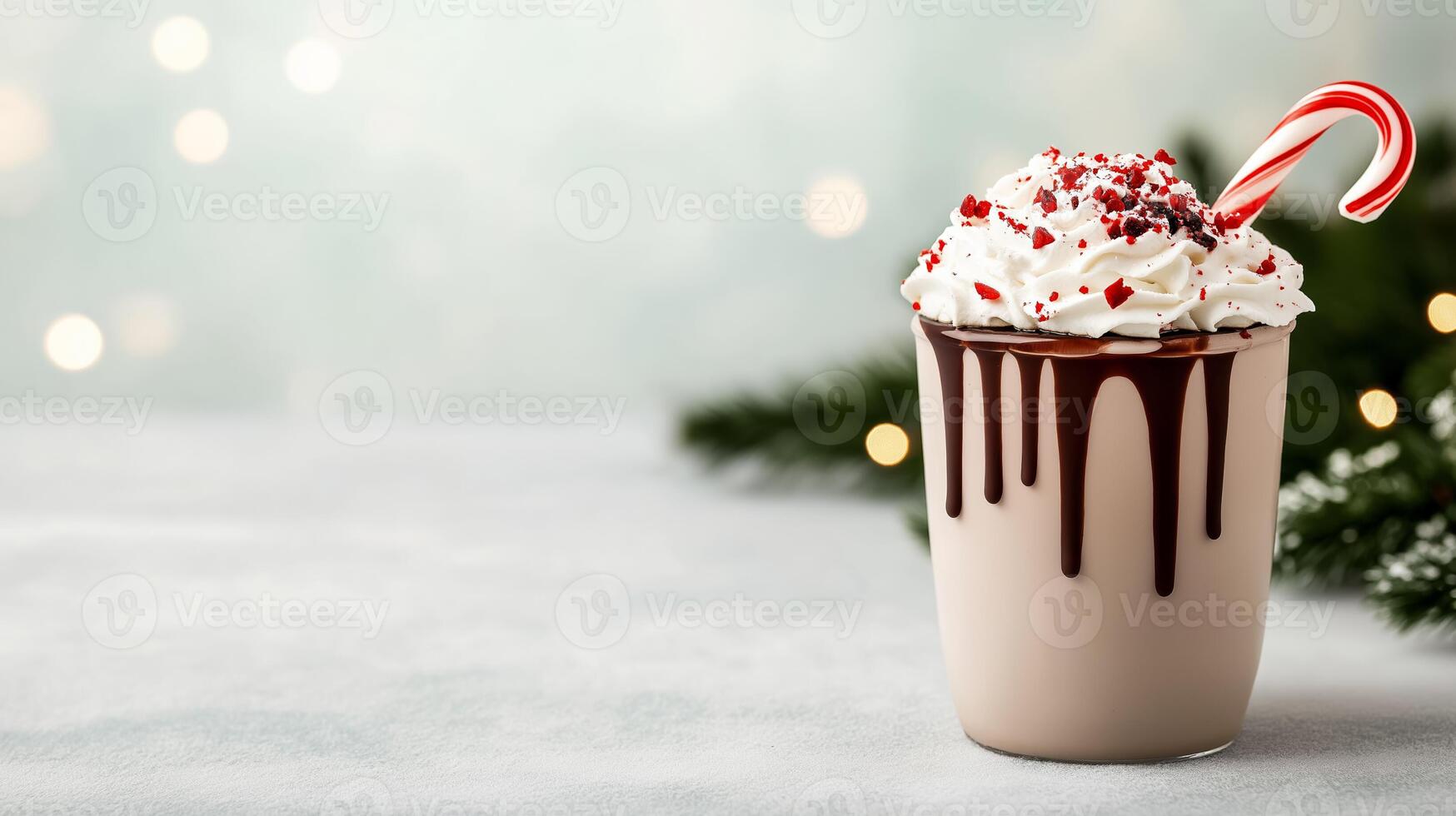 escarchado menta moca con caramelo caña guarnación, azotado crema, y chocolate llovizna, metido en un Nevado mesa con escarchado hojas perennes ramas y suave invierno bokeh en el antecedentes foto