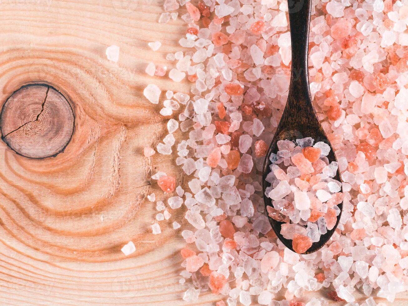 Himalayan pink salt in crystals photo