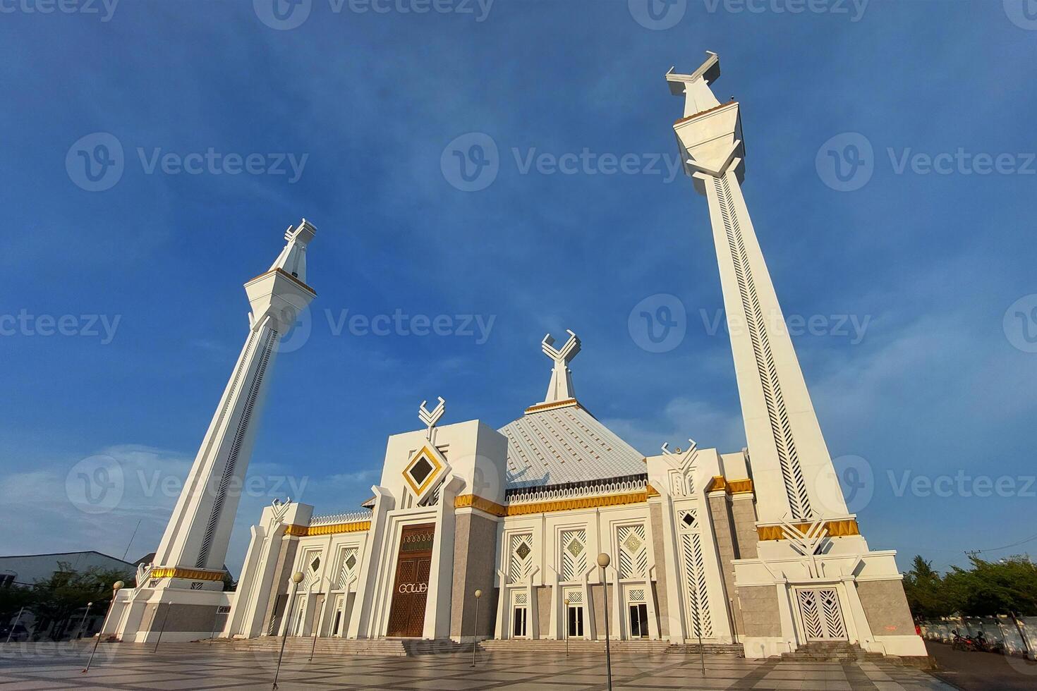 The magnificent and luxurious Sheikh Yusuf Grand Mosque in Gowa is one of the tourist attractions photo