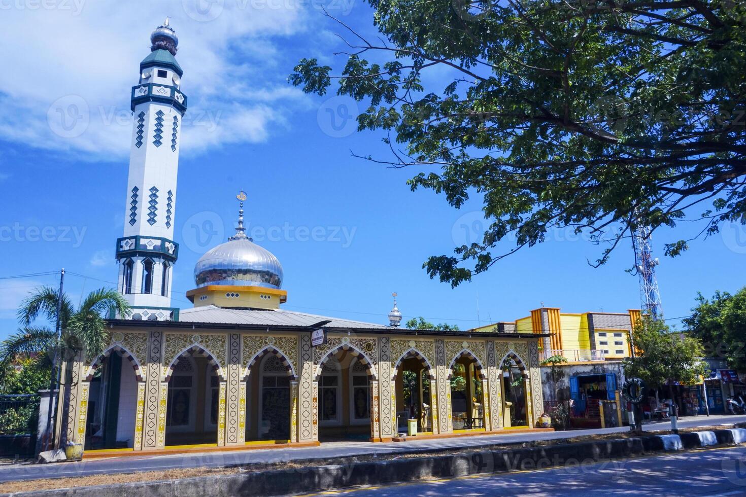 The view of the mosque and its dome can be seen from the front, creating an amazing view photo