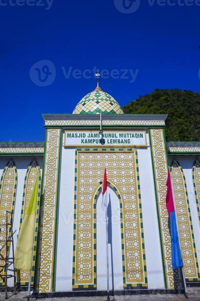 The view of the mosque and its dome can be seen from the front, creating an amazing view photo