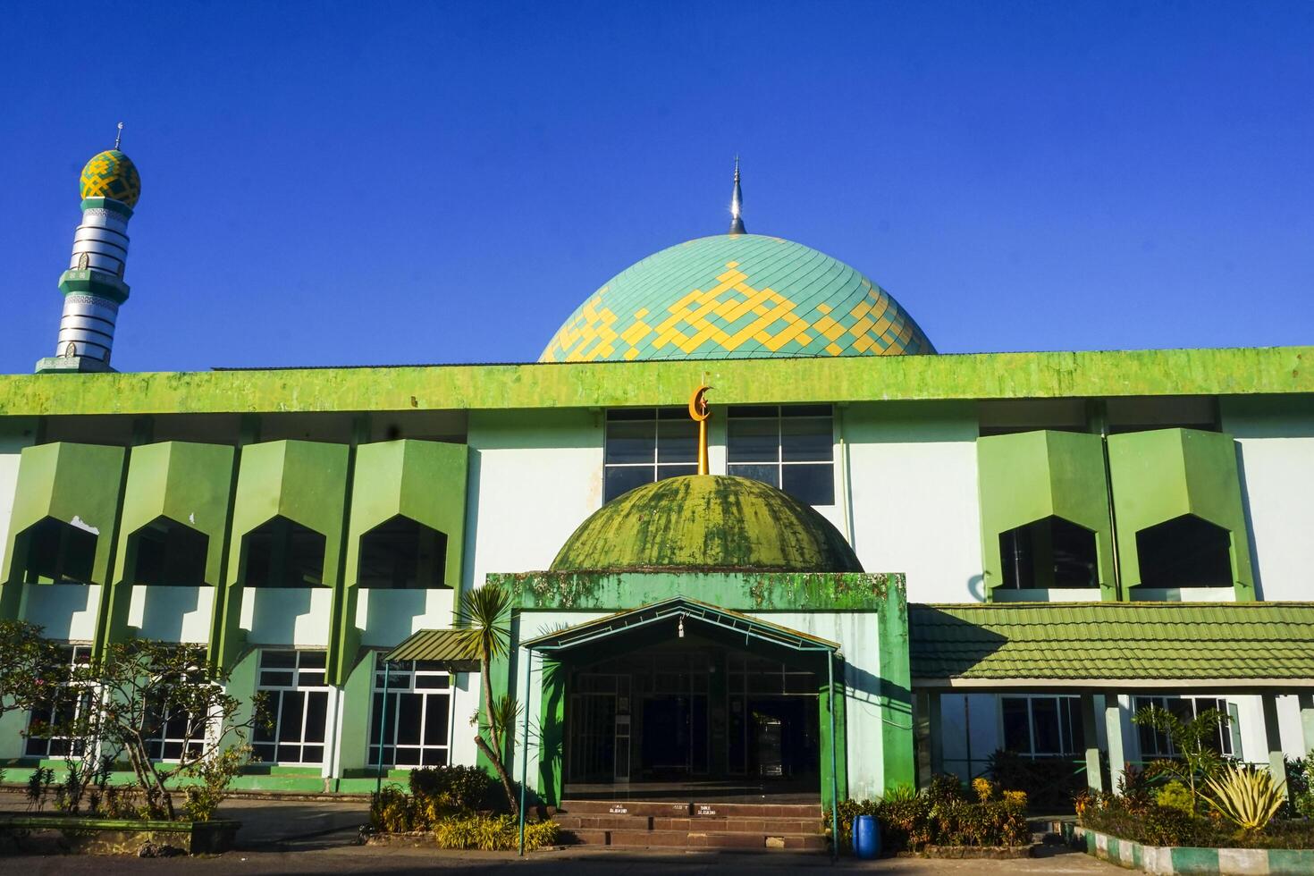 The splendor of the mosque and its towering minaret under the blue sky creates a stunning view photo