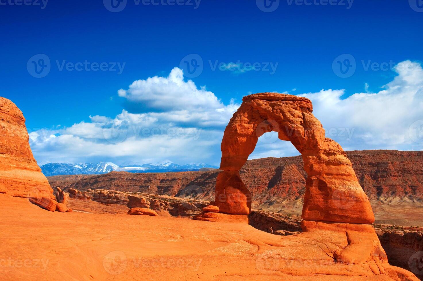 Delicate Arch in Arches National Park, Utah. photo