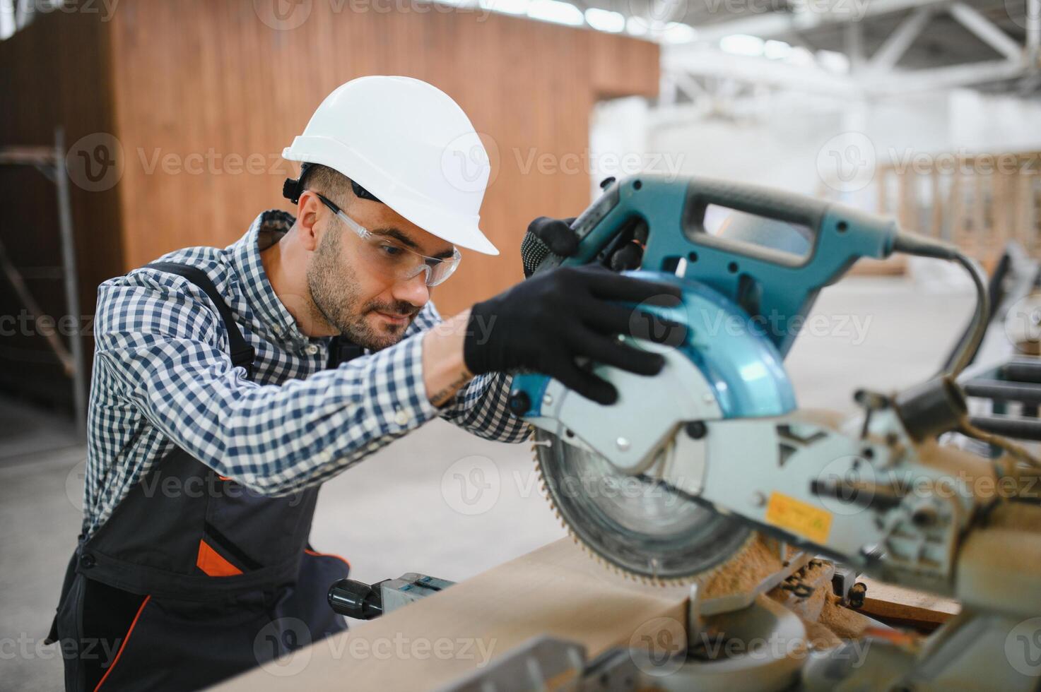 profesional carpintero utilizando aserradura máquina para corte de madera tablero a aserradero foto