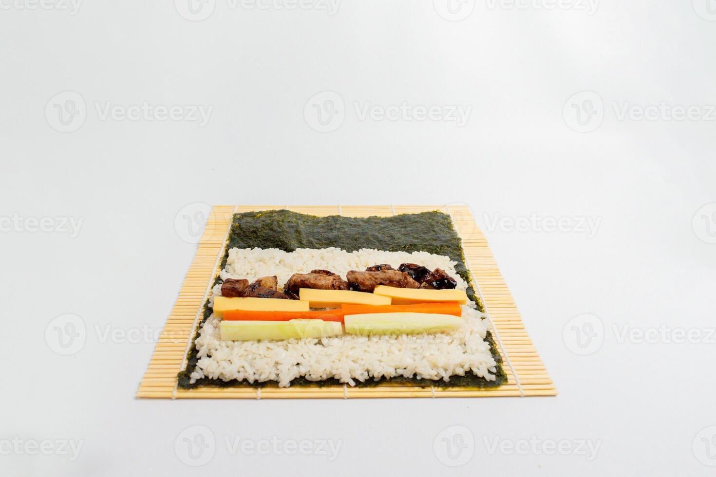 paso Siete a hacer gimbap, coreano rodar arroz foto