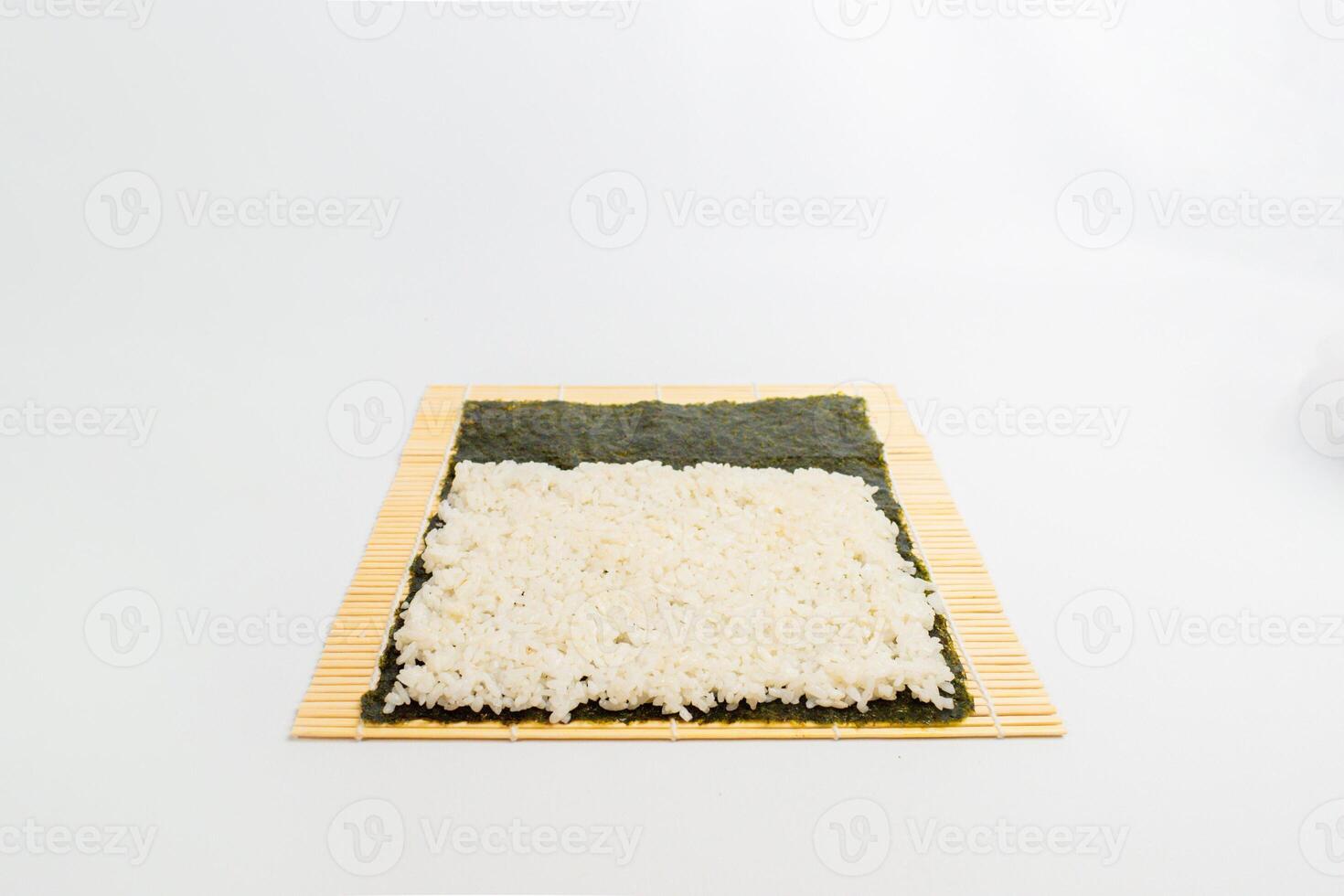 paso Tres a hacer gimbap, coreano rodar arroz foto