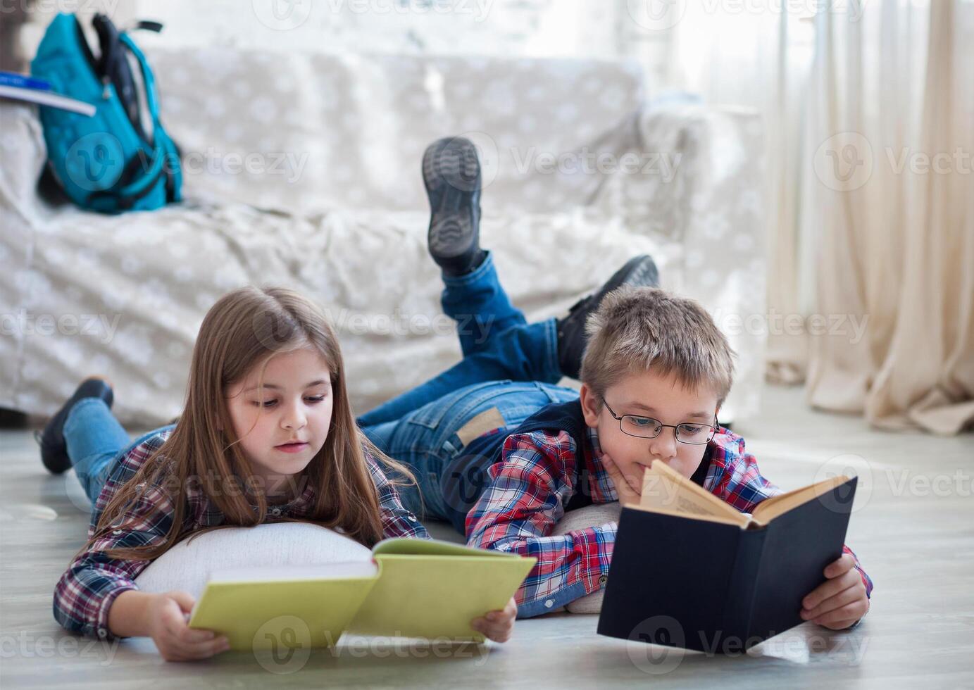 niños leyendo libro en vivo habitación foto