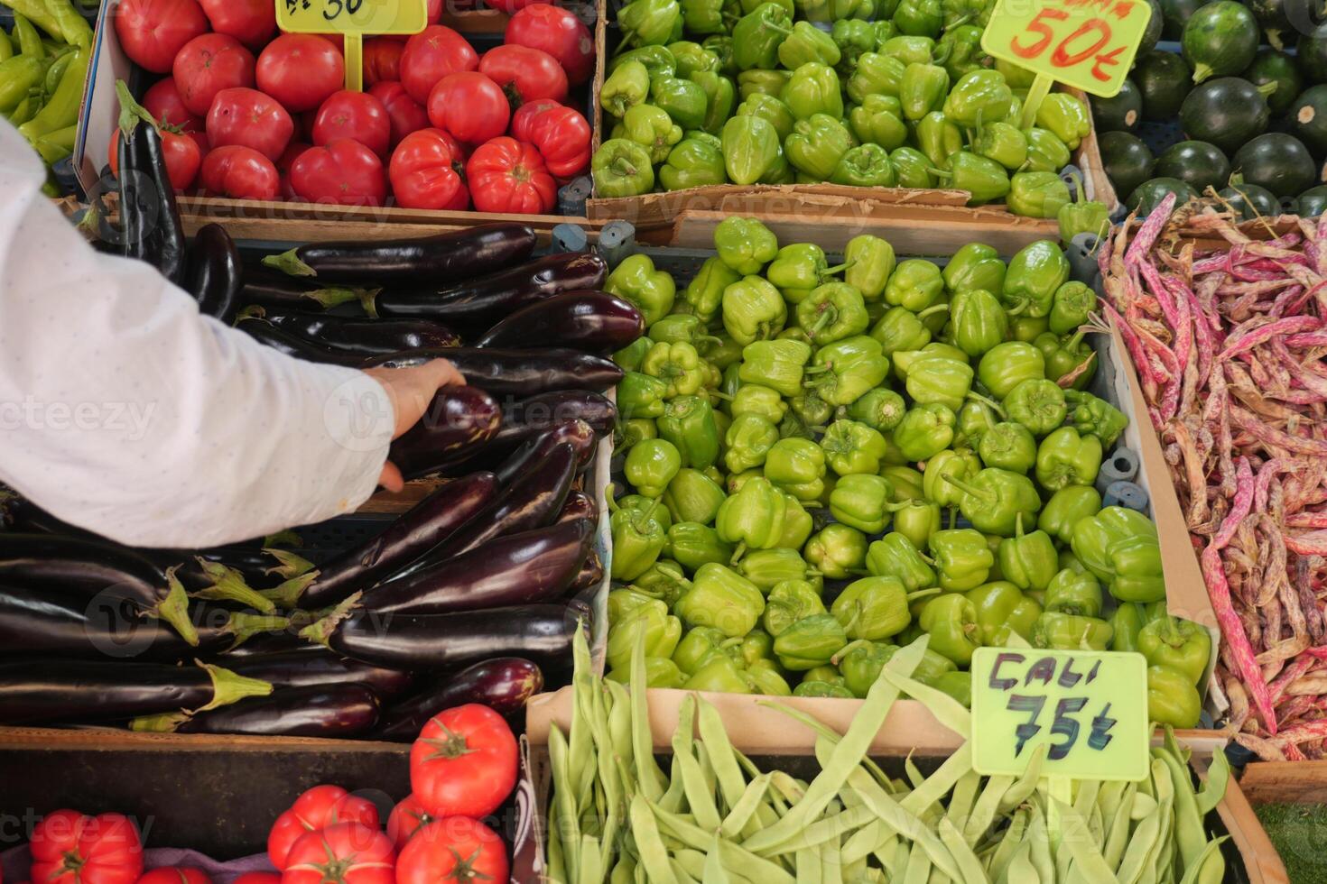 Discover Fresh Vegetables at Your Local Market Featuring Vibrant and Colorful Displays photo