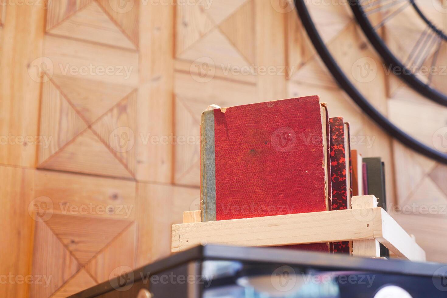 acogedor leyendo rincón con un de madera estante para libros, libros, y naranja flores, Perfecto para literatura amantes foto