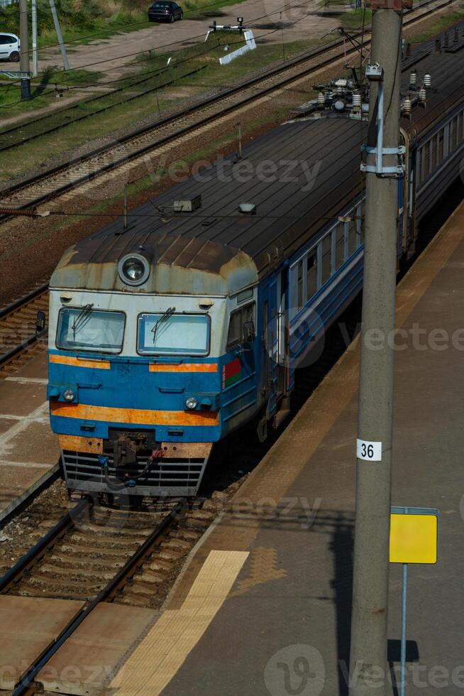 the train is at the station and is waiting to be sent. View from above photo