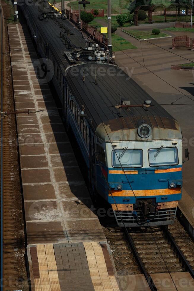 the train is at the station and is waiting to be sent. View from above photo