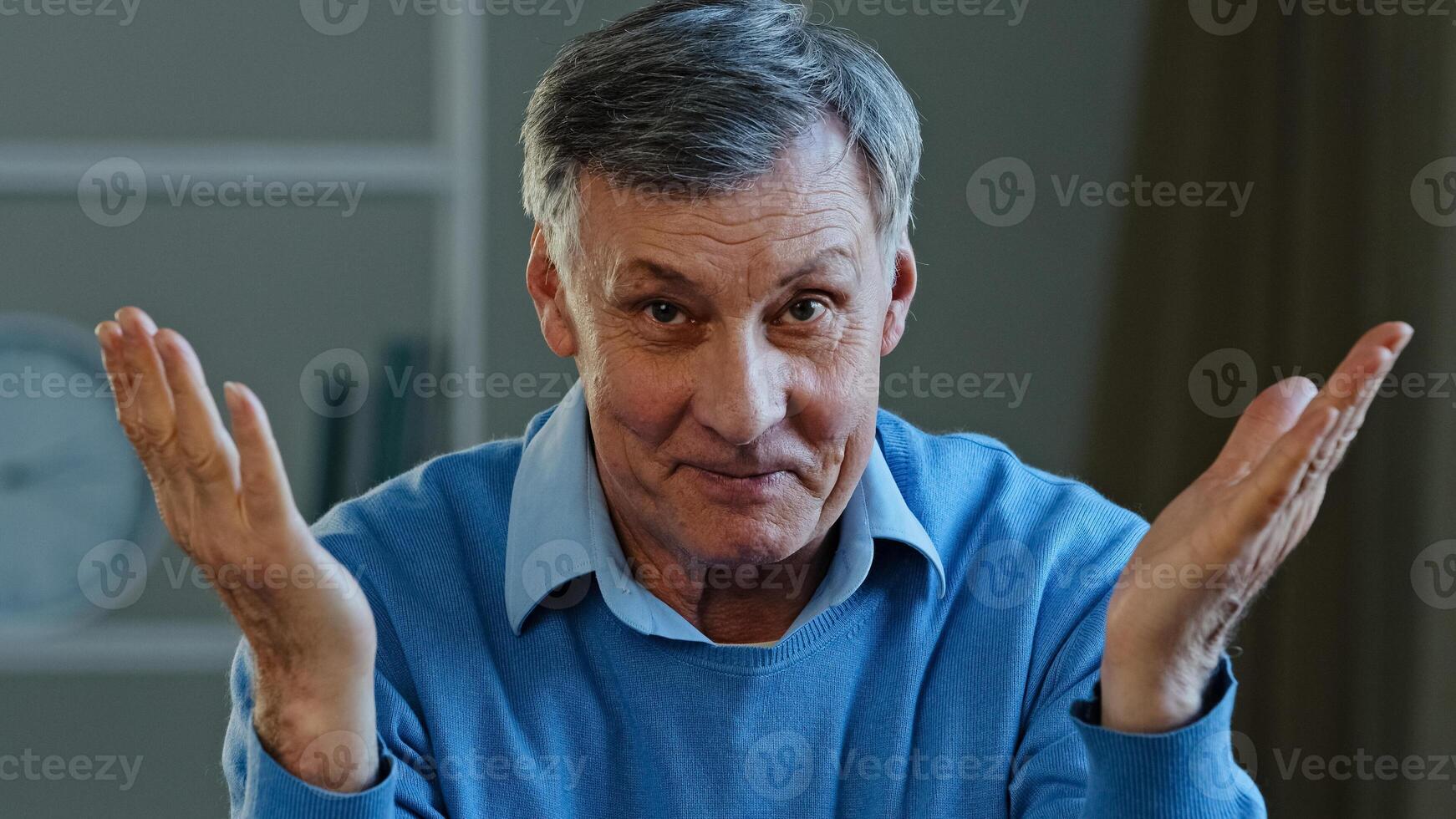 Portrait elderly wrinkles man applauds expressing admiration sitting indoors gray-haired grandpa looking at camera prepare clap hands mature pensioner sincere cheering approval glad face surprised photo