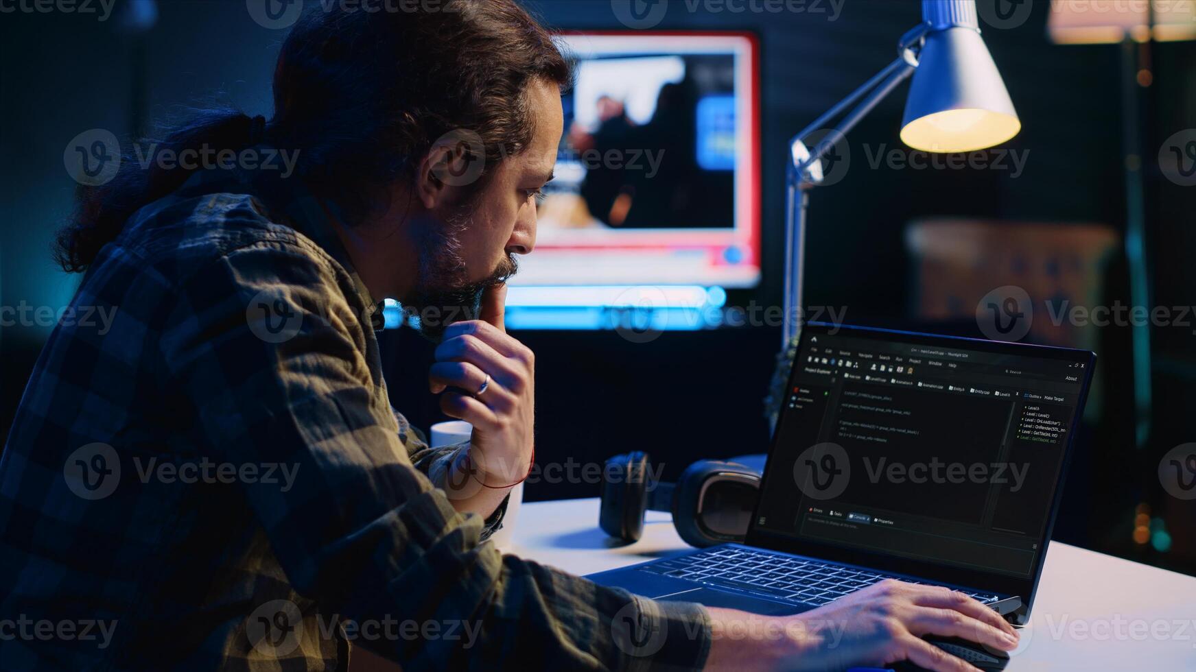 experimentado programador escribe código en ordenador portátil pantalla mientras en Departamento oficina utilizando Java programación idiomas desarrollador remotamente trabajando en fijación base de datos errores mientras trabajando desde hogar, cámara un foto