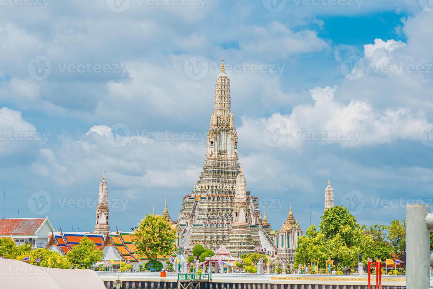 A well-known tourist destination in Thailand, Wat Arun. photo