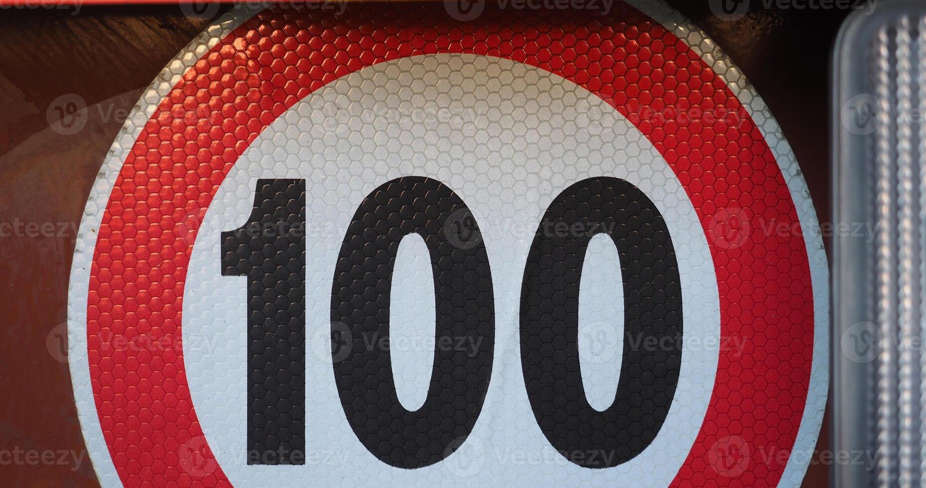 speed limiit sign photo