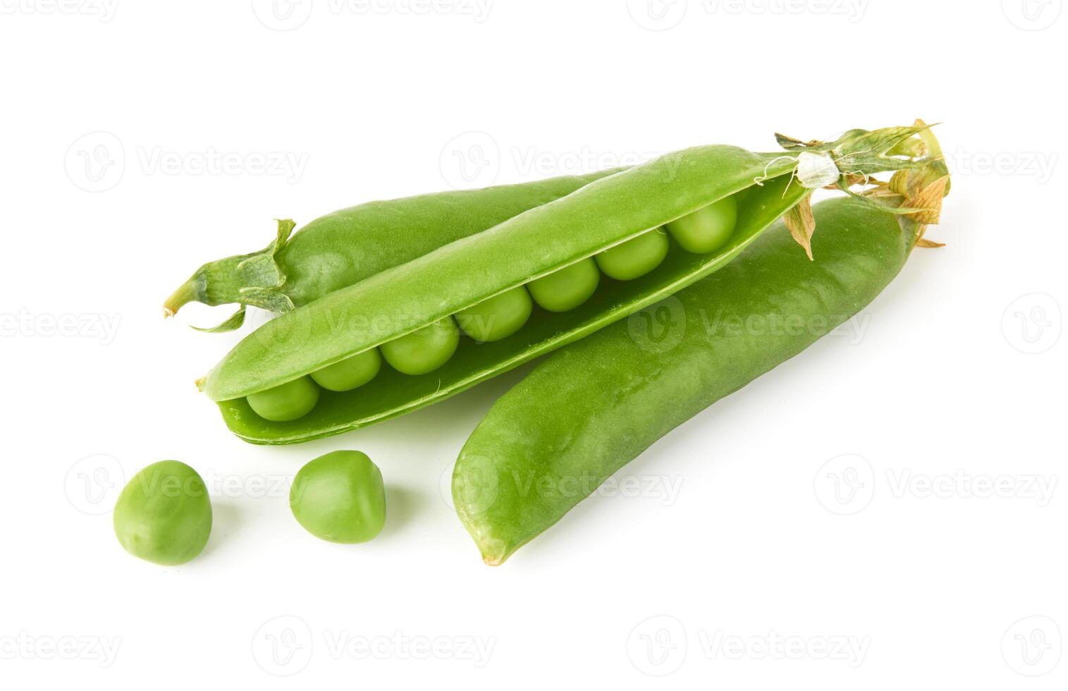 Green peas isolated photo