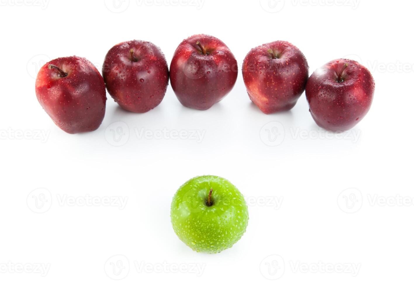 maroon apples lined up in a row and green apple closeup photo