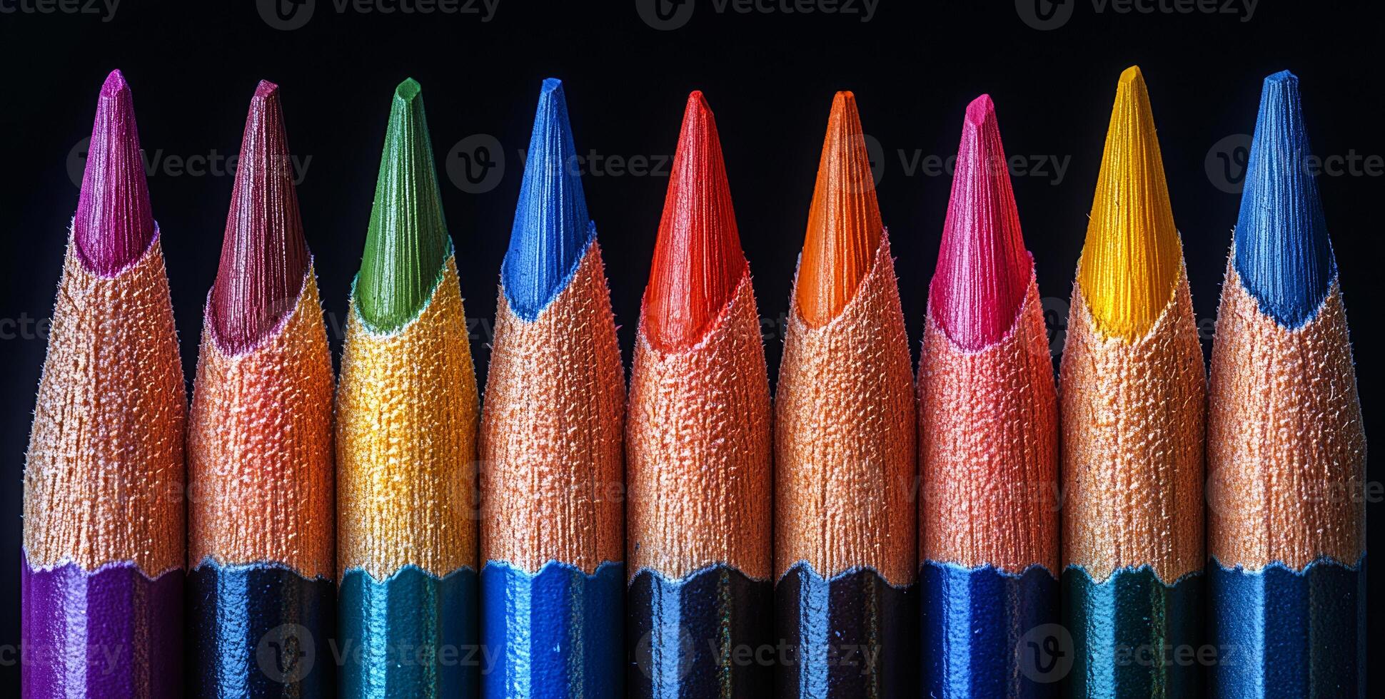 un fila de de colores lapices con el propina de cada uno cortar apagado. el lapices son arreglado en un línea, con el azul uno en el lejos izquierda y el rojo uno en el lejos Derecha foto