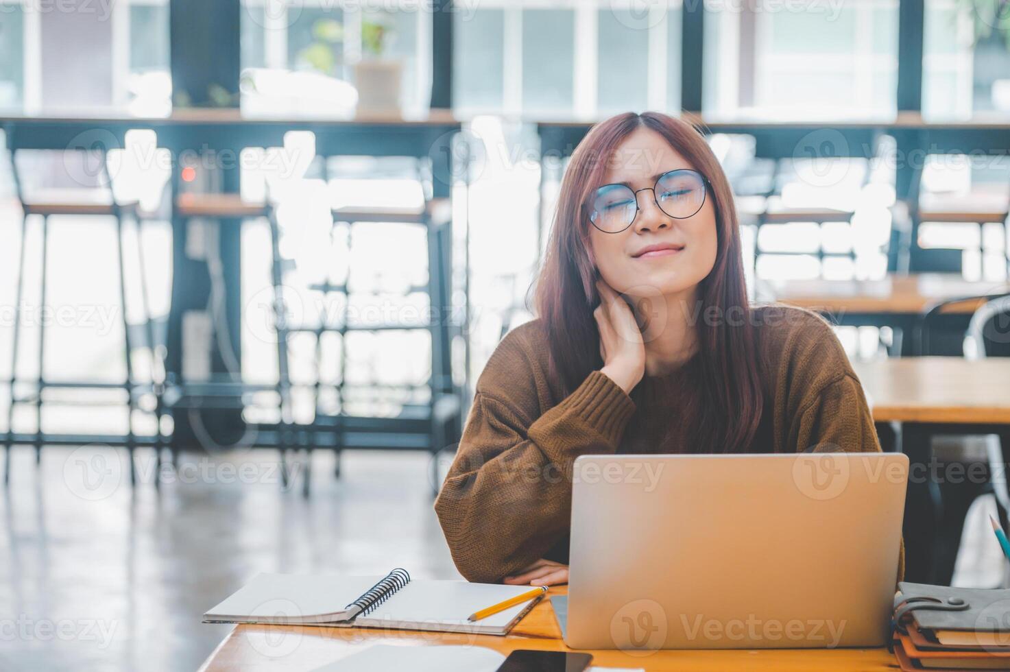 young student wearing headphones studies online, distance learning, and keeps up to date on the global coronavirus pandemic. photo