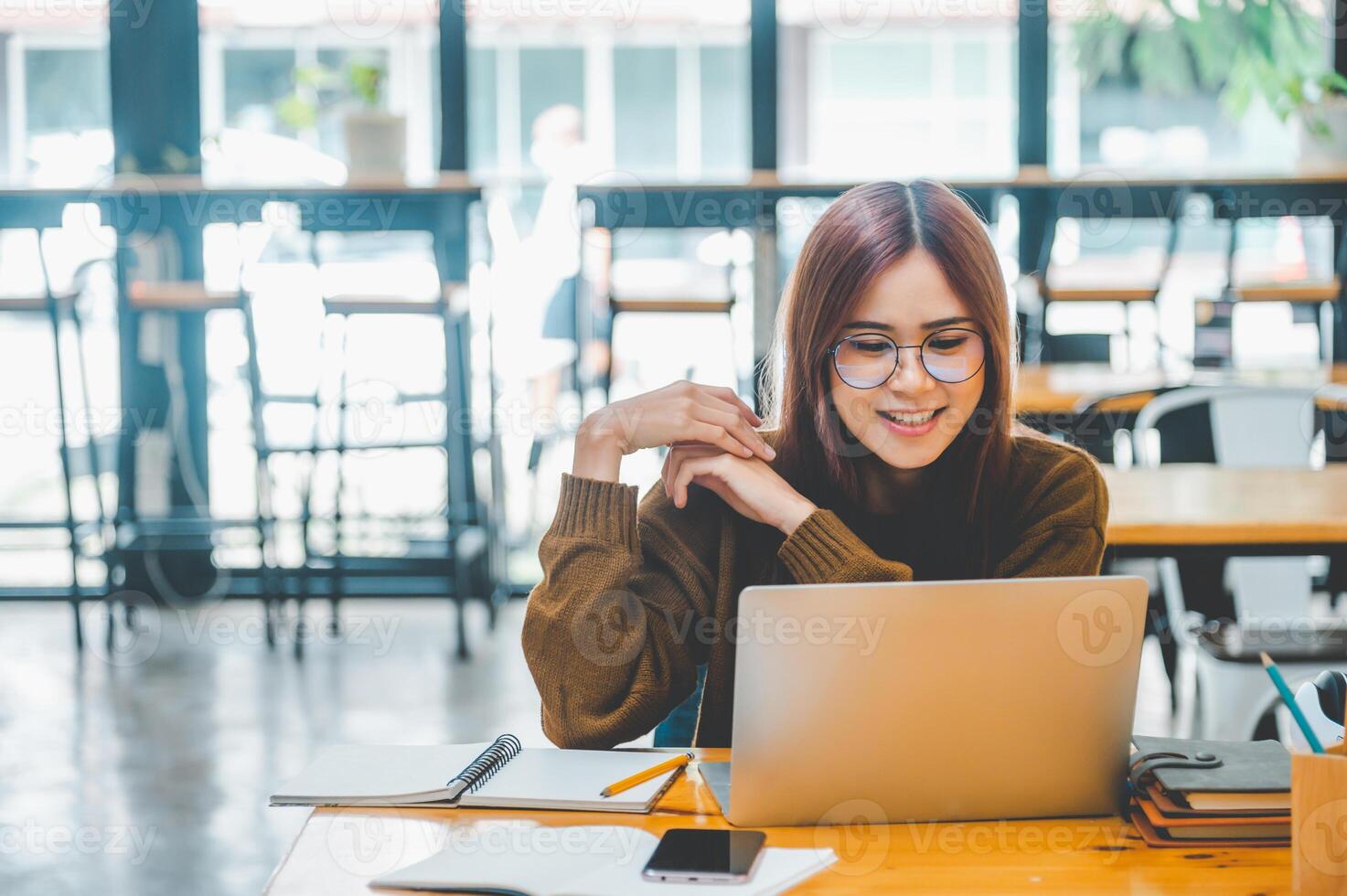 young student wearing headphones studies online, distance learning, and keeps up to date on the global coronavirus pandemic. photo
