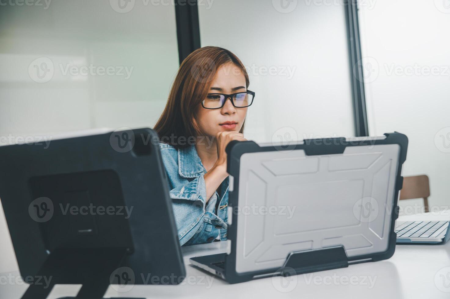 hembra programador trabajando en codificación, software desarrollo y web concepto de diseño tecnología desarrollo. foto