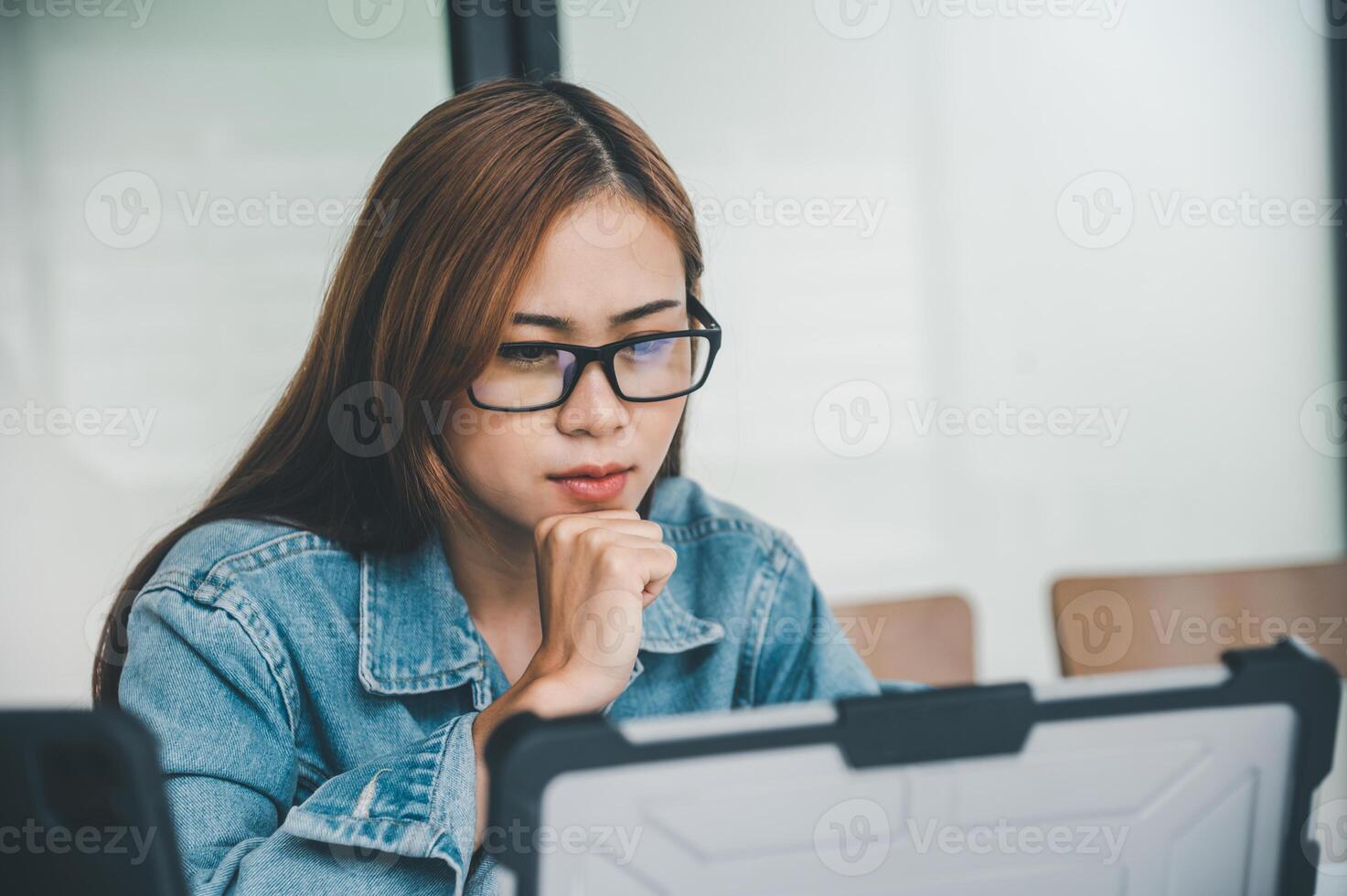 hembra programador trabajando en codificación, software desarrollo y web concepto de diseño tecnología desarrollo. foto