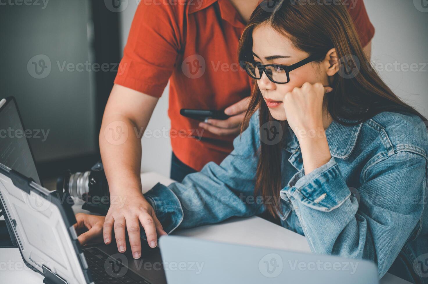 hembra programador trabajando en codificación, software desarrollo y web concepto de diseño tecnología desarrollo. foto