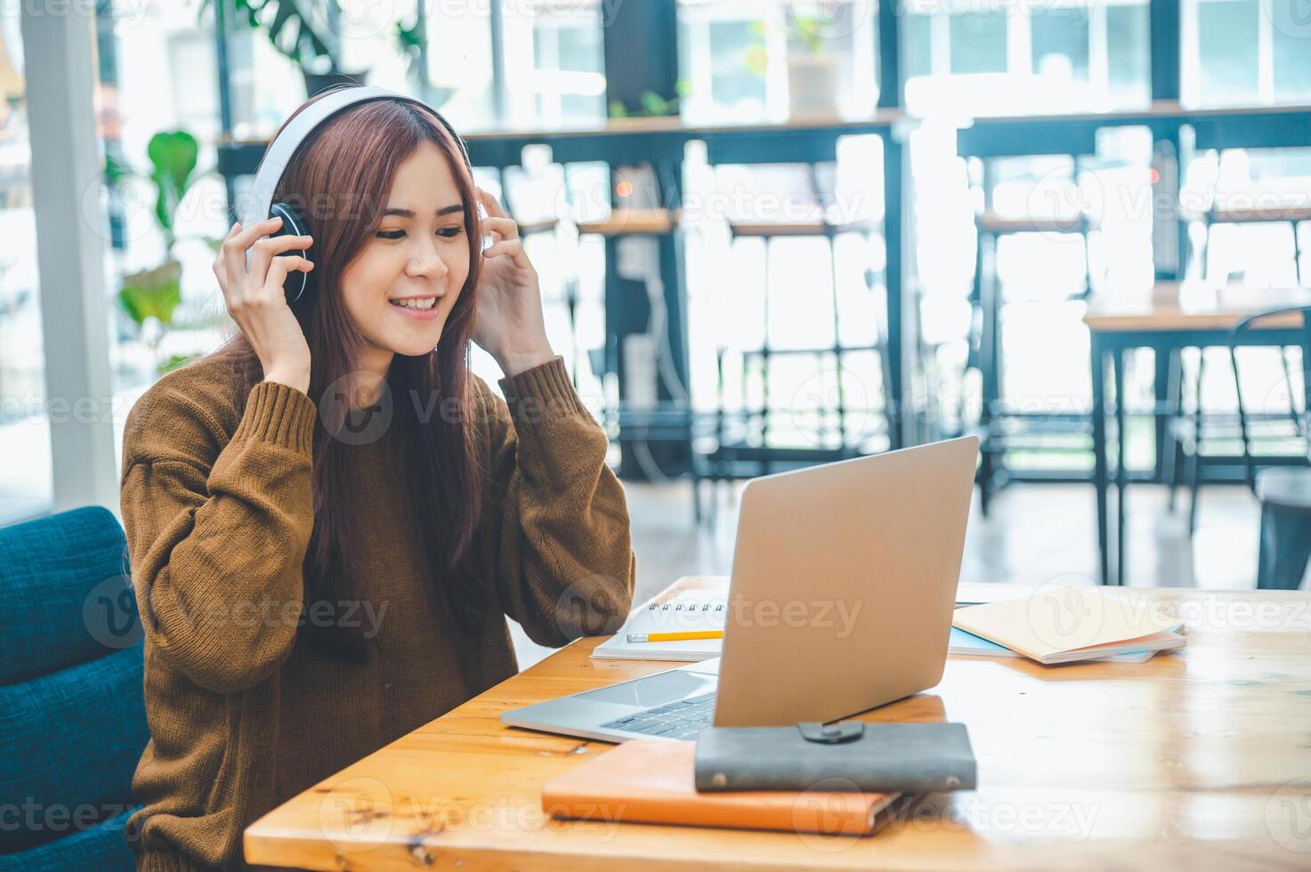 young student wearing headphones studies online, distance learning, and keeps up to date on the global coronavirus pandemic. photo
