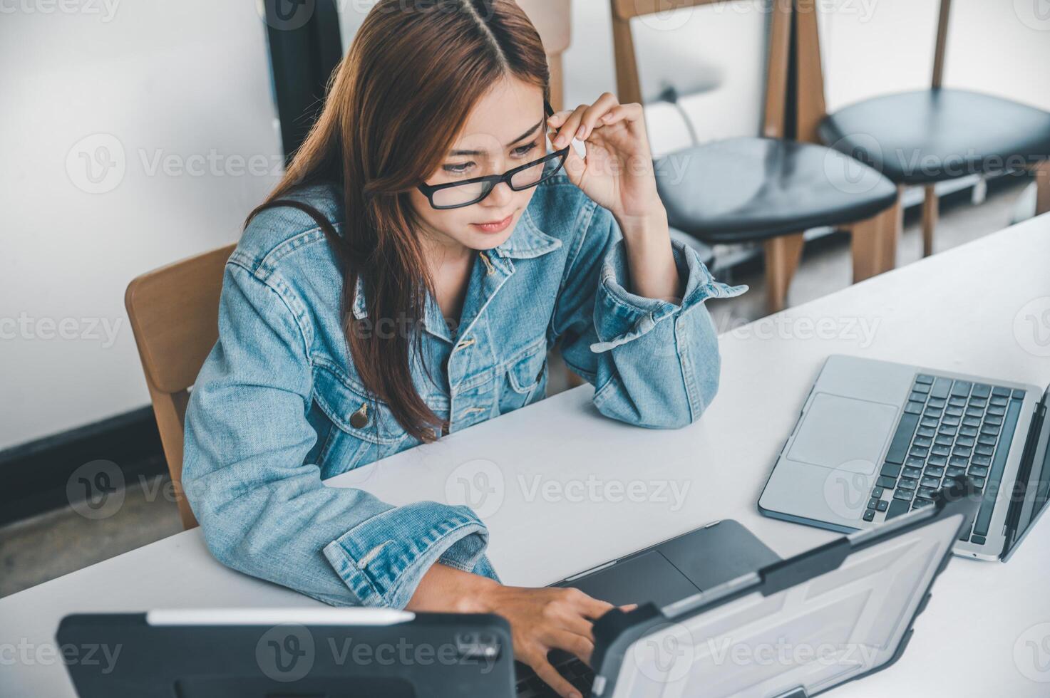 hembra programador trabajando en codificación, software desarrollo y web concepto de diseño tecnología desarrollo. foto