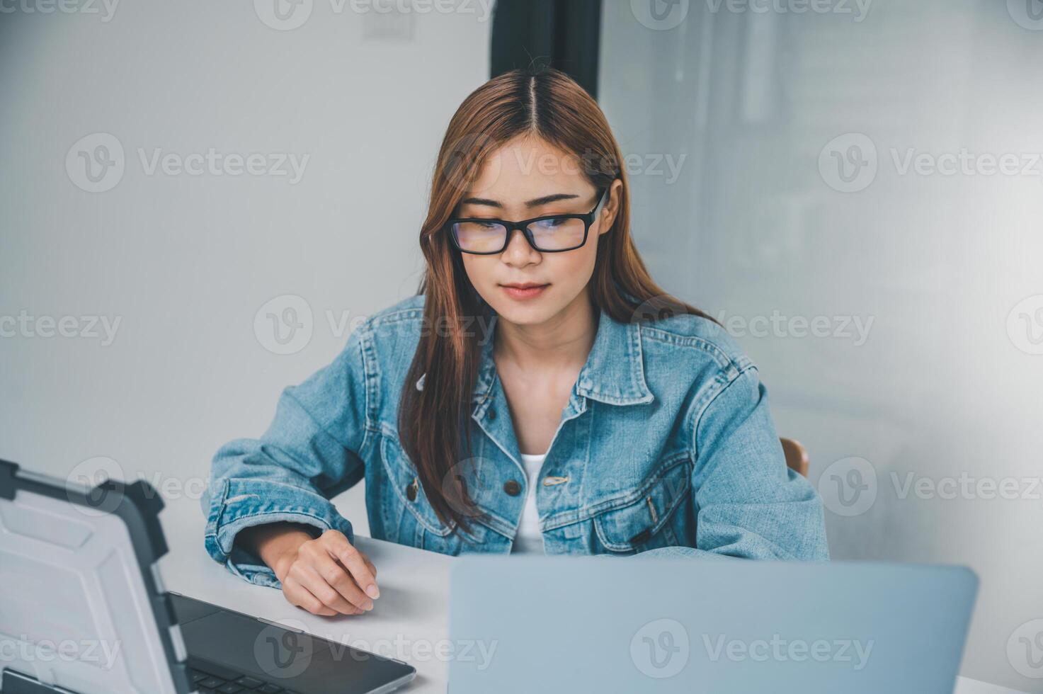 hembra programador trabajando en codificación, software desarrollo y web concepto de diseño tecnología desarrollo. foto