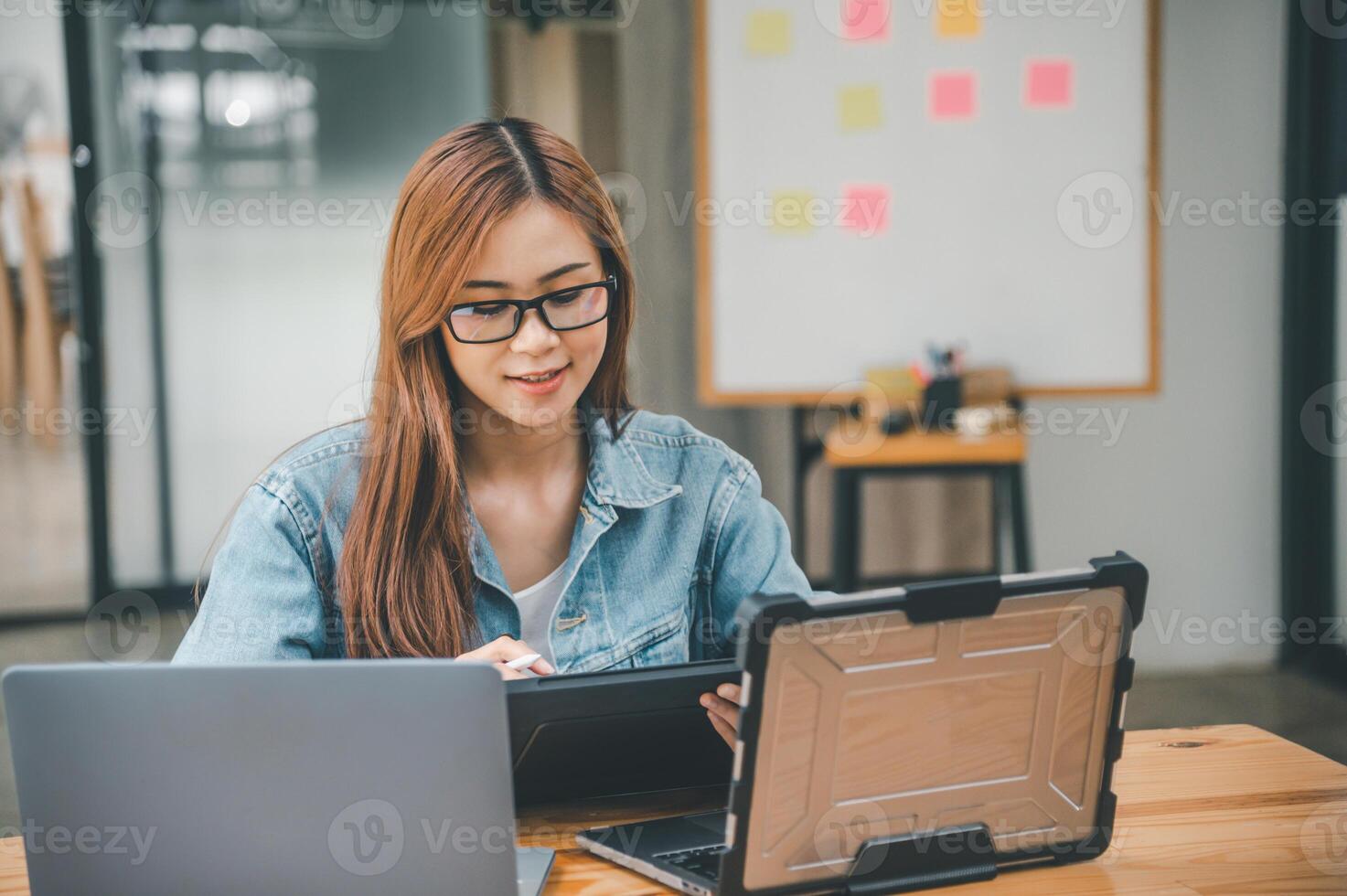 hembra programador trabajando en codificación, software desarrollo y web concepto de diseño tecnología desarrollo. foto