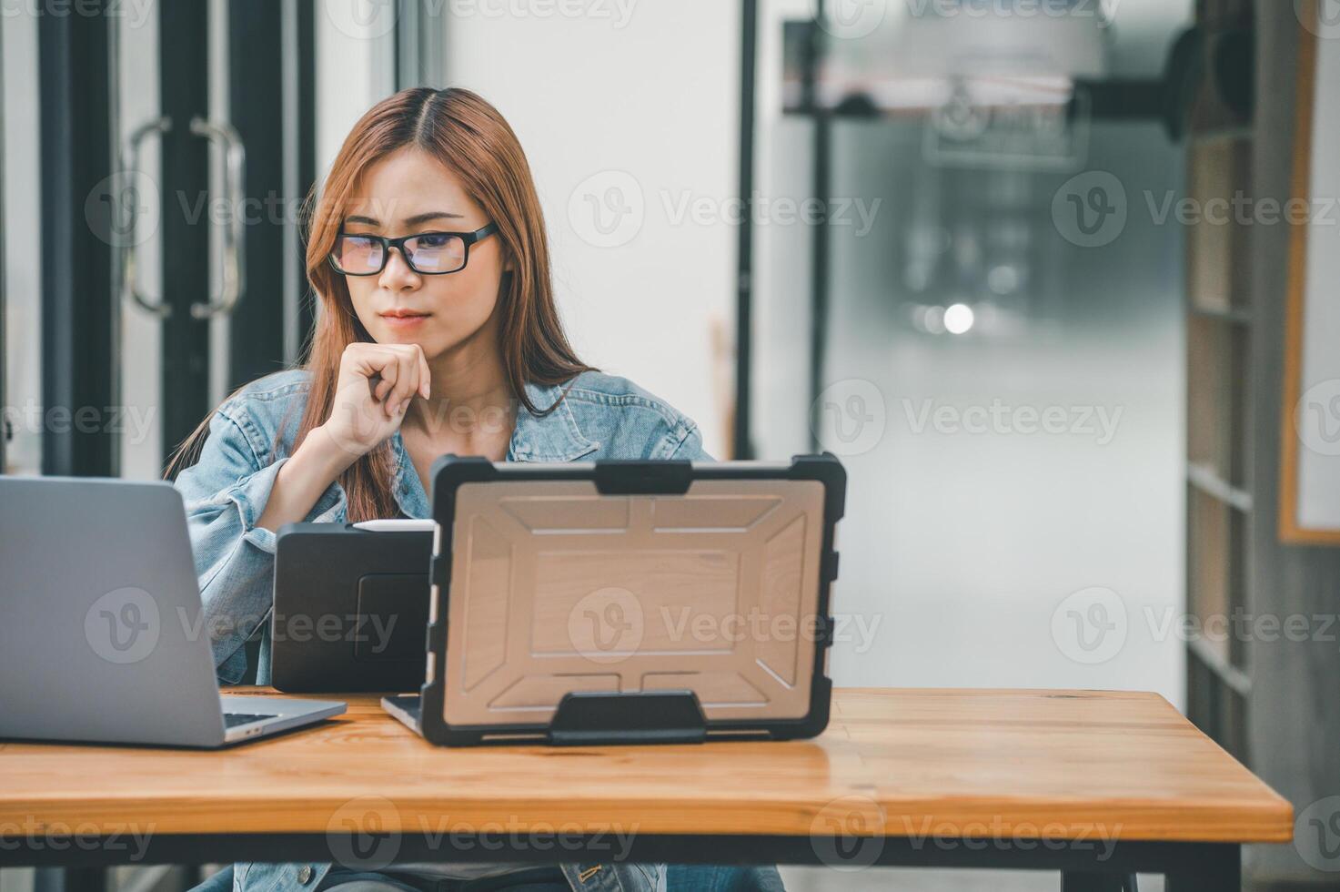 hembra programador trabajando en codificación, software desarrollo y web concepto de diseño tecnología desarrollo. foto