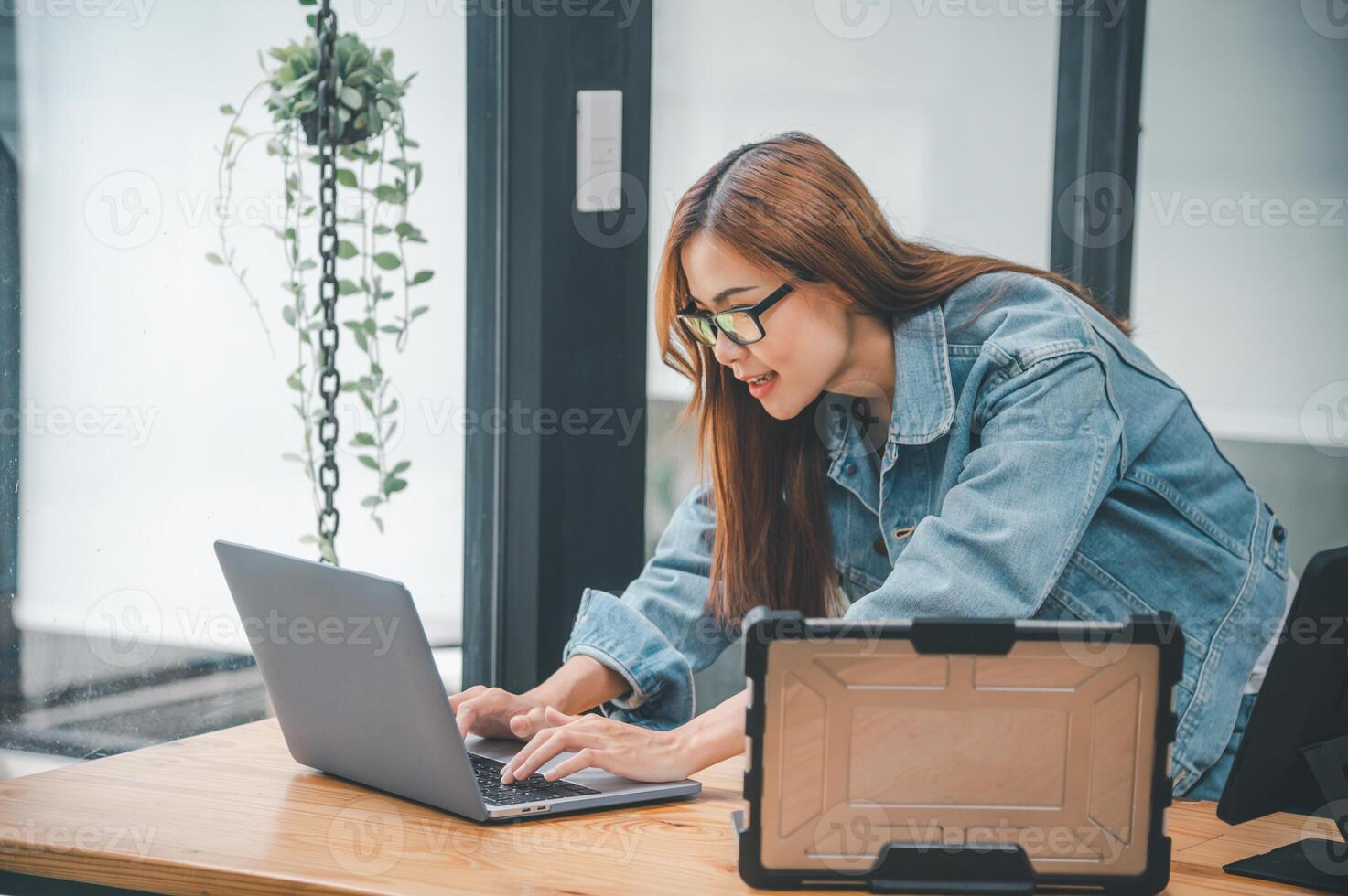 hembra programador trabajando en codificación, software desarrollo y web concepto de diseño tecnología desarrollo. foto