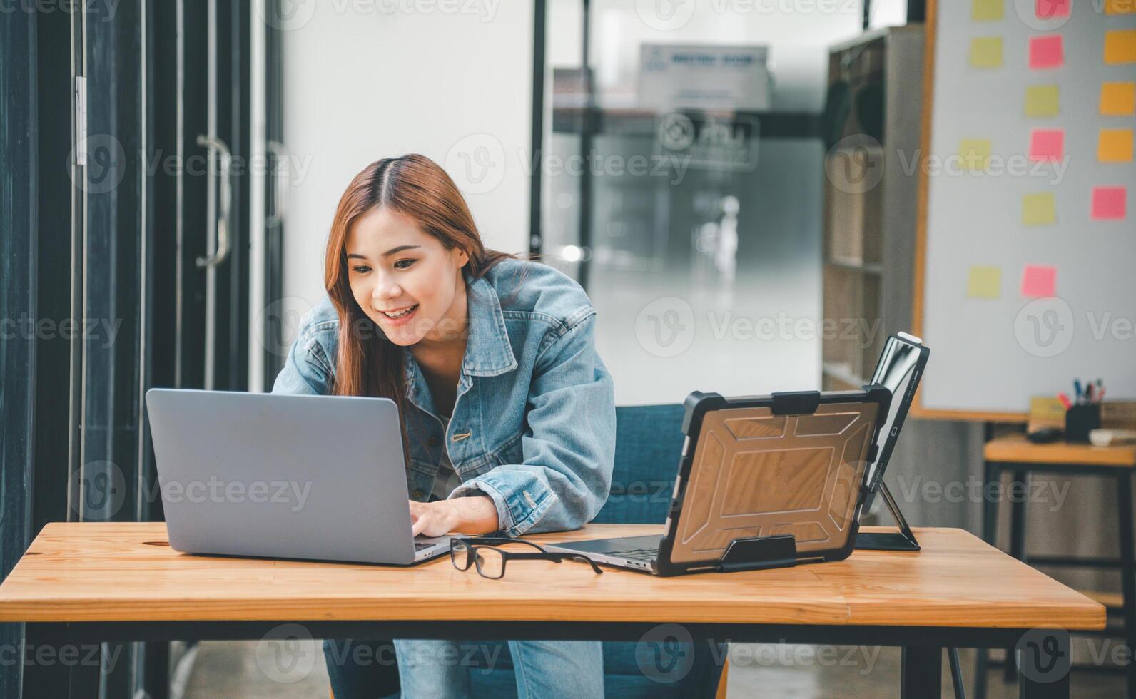 hembra programador trabajando en codificación, software desarrollo y web concepto de diseño tecnología desarrollo. foto