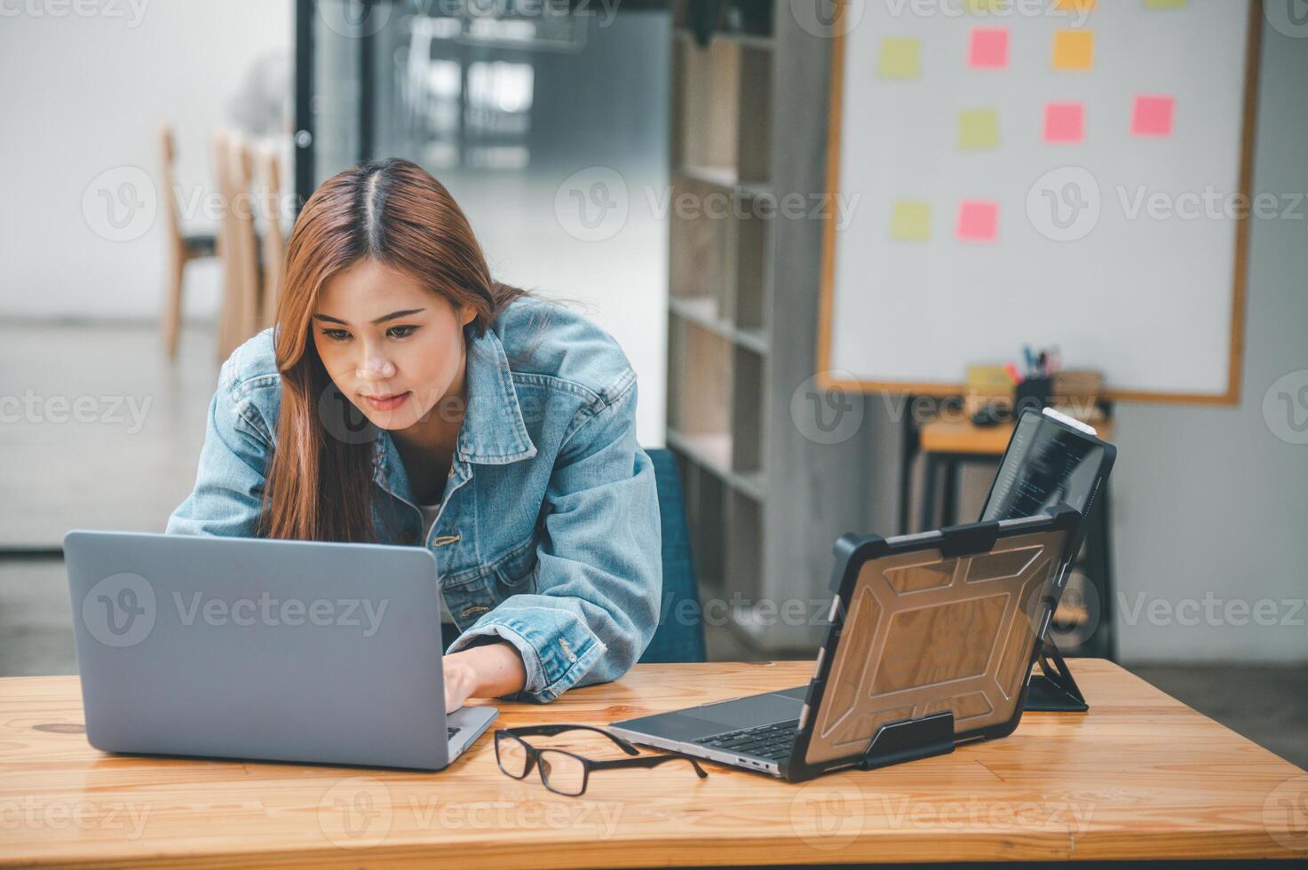 hembra programador trabajando en codificación, software desarrollo y web concepto de diseño tecnología desarrollo. foto