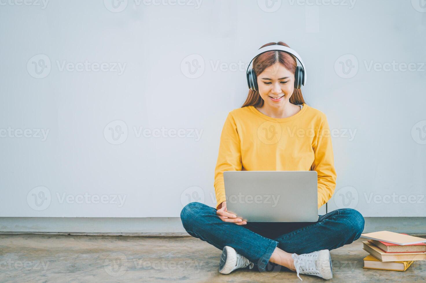 young student wearing headphones studies online, distance learning, and keeps up to date on the global coronavirus pandemic. photo